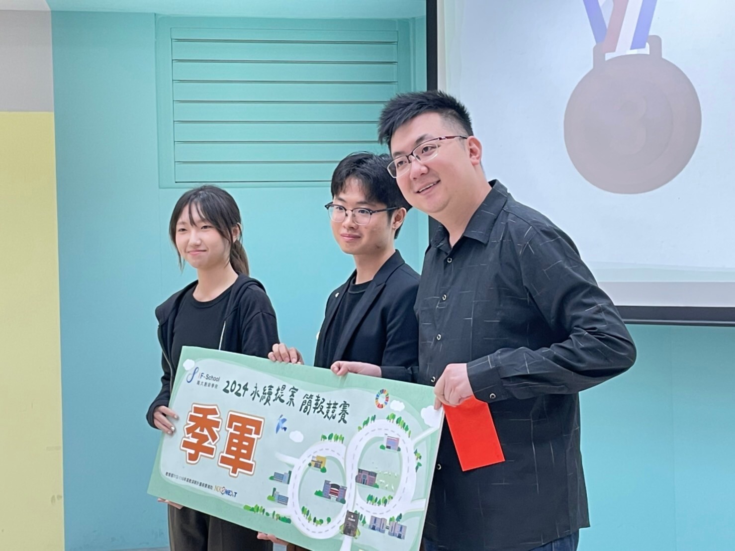 創新學院「2025電梯簡報競賽」開跑 招募學生組隊挑戰【2024資料照片】004