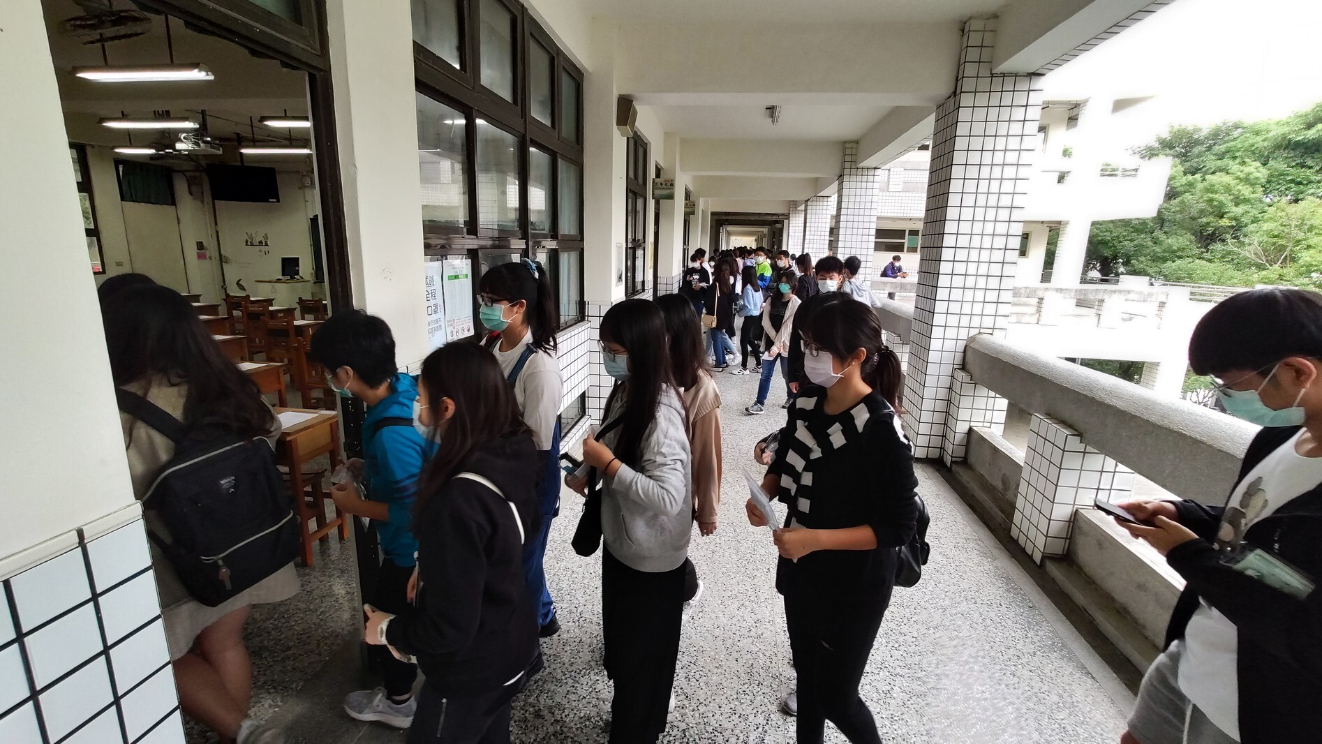 高雄大學落實防疫規定，考生進入試場一律佩戴口罩