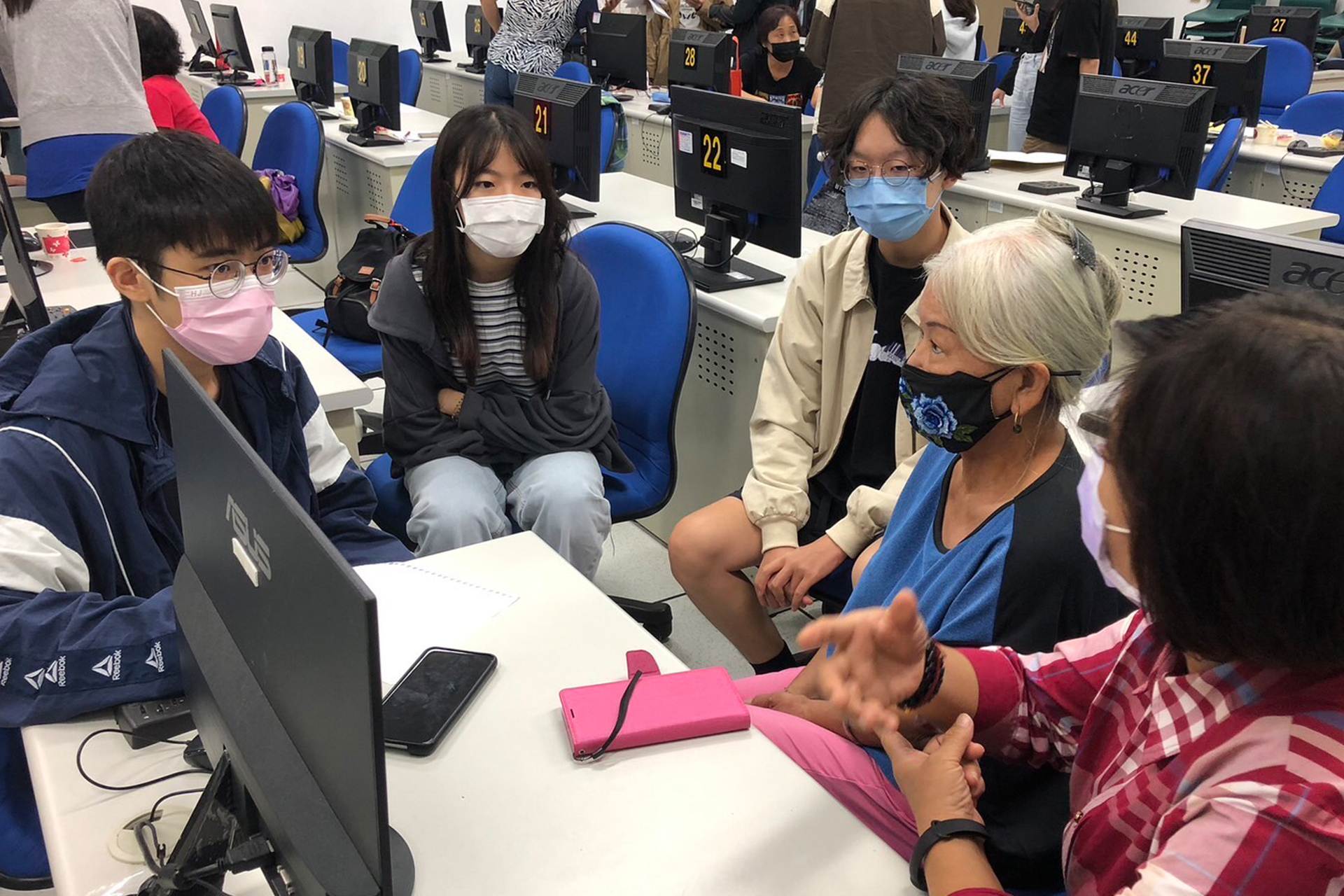 高雄大學西語系教授鄭月婷課程進行文學導讀、安排青銀共學01