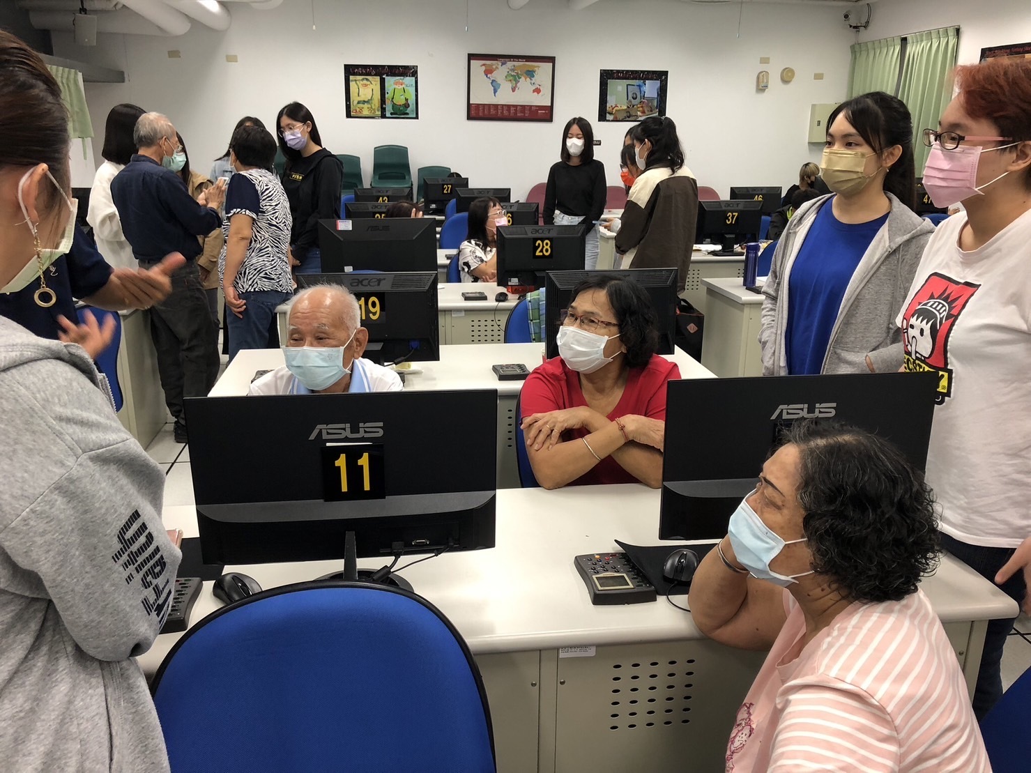 高雄大學西語系教授鄭月婷課程進行文學導讀、安排青銀共學05