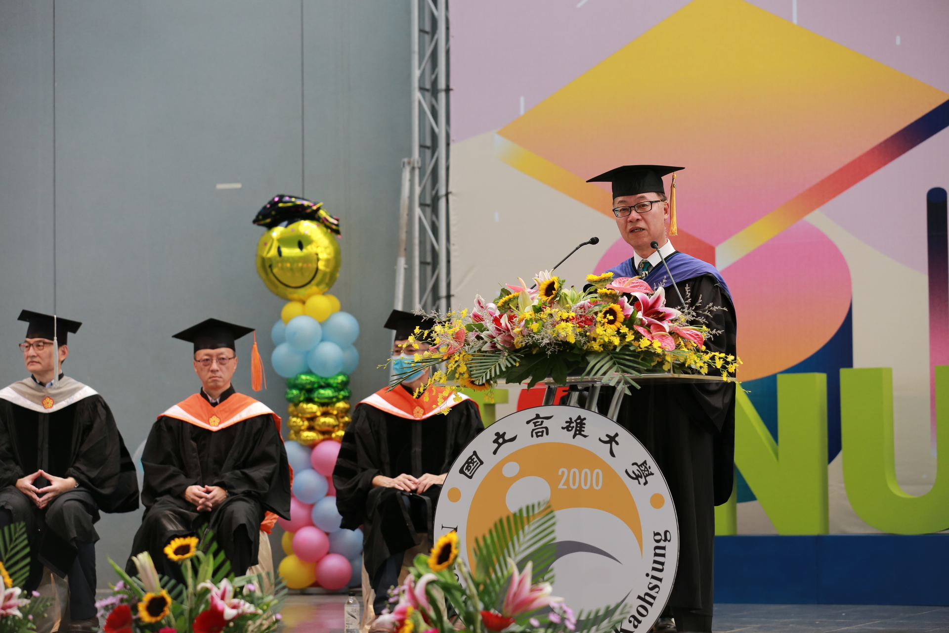 高雄大學校長王學亮致詞勉勵畢業生