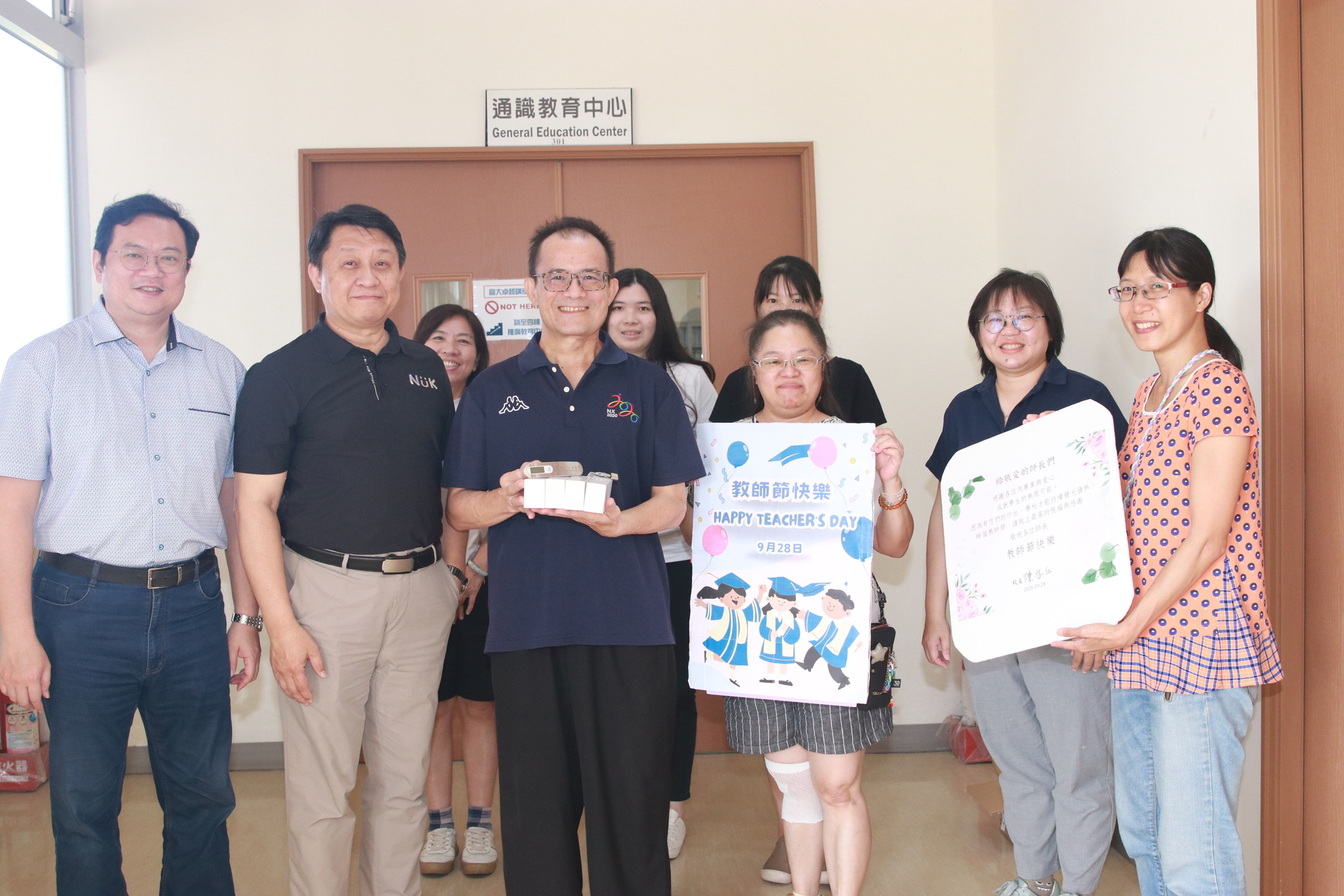 高雄大學教師節 致贈電子行李秤祝福師長「秤心如意」01