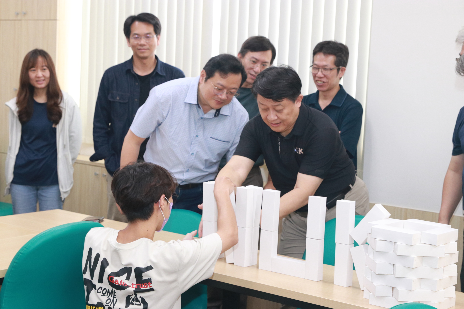 高雄大學教師節 致贈電子行李秤祝福師長「秤心如意」02