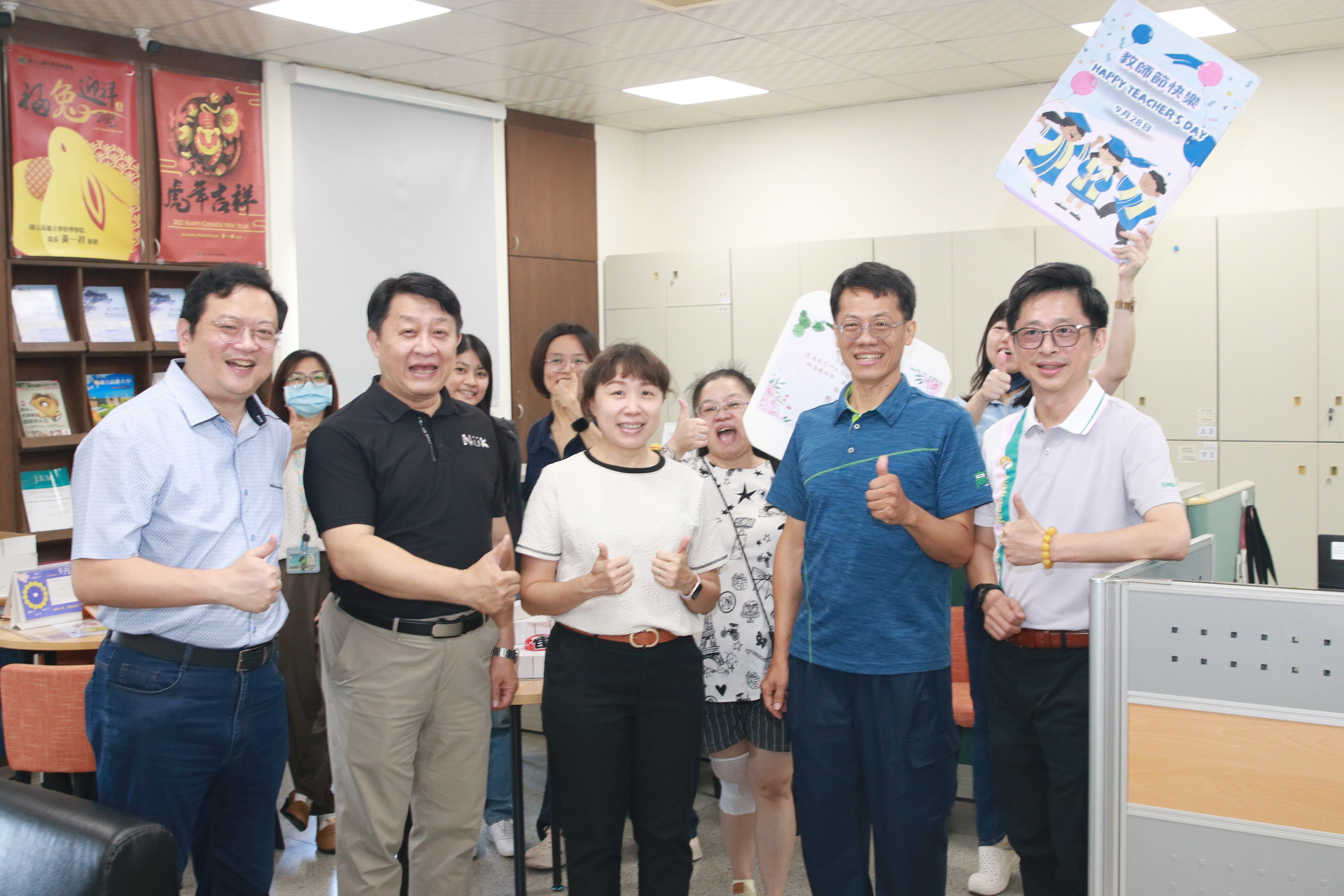 高雄大學教師節 致贈電子行李秤祝福師長「秤心如意」04