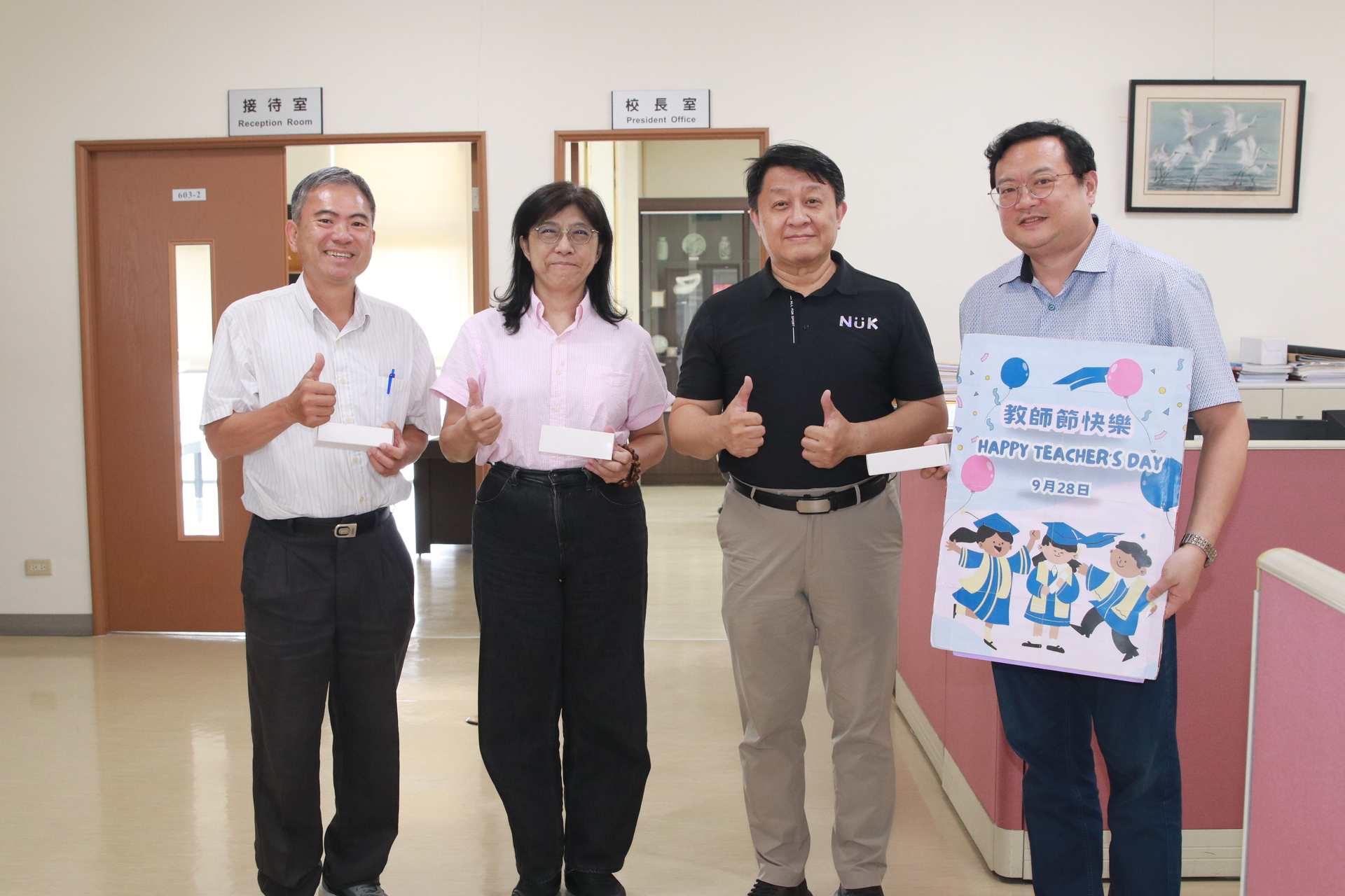 高雄大學教師節 致贈電子行李秤祝福師長「秤心如意」11