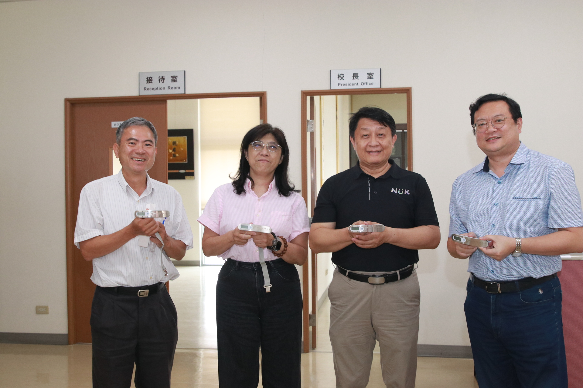 高雄大學教師節 致贈電子行李秤祝福師長「秤心如意」12