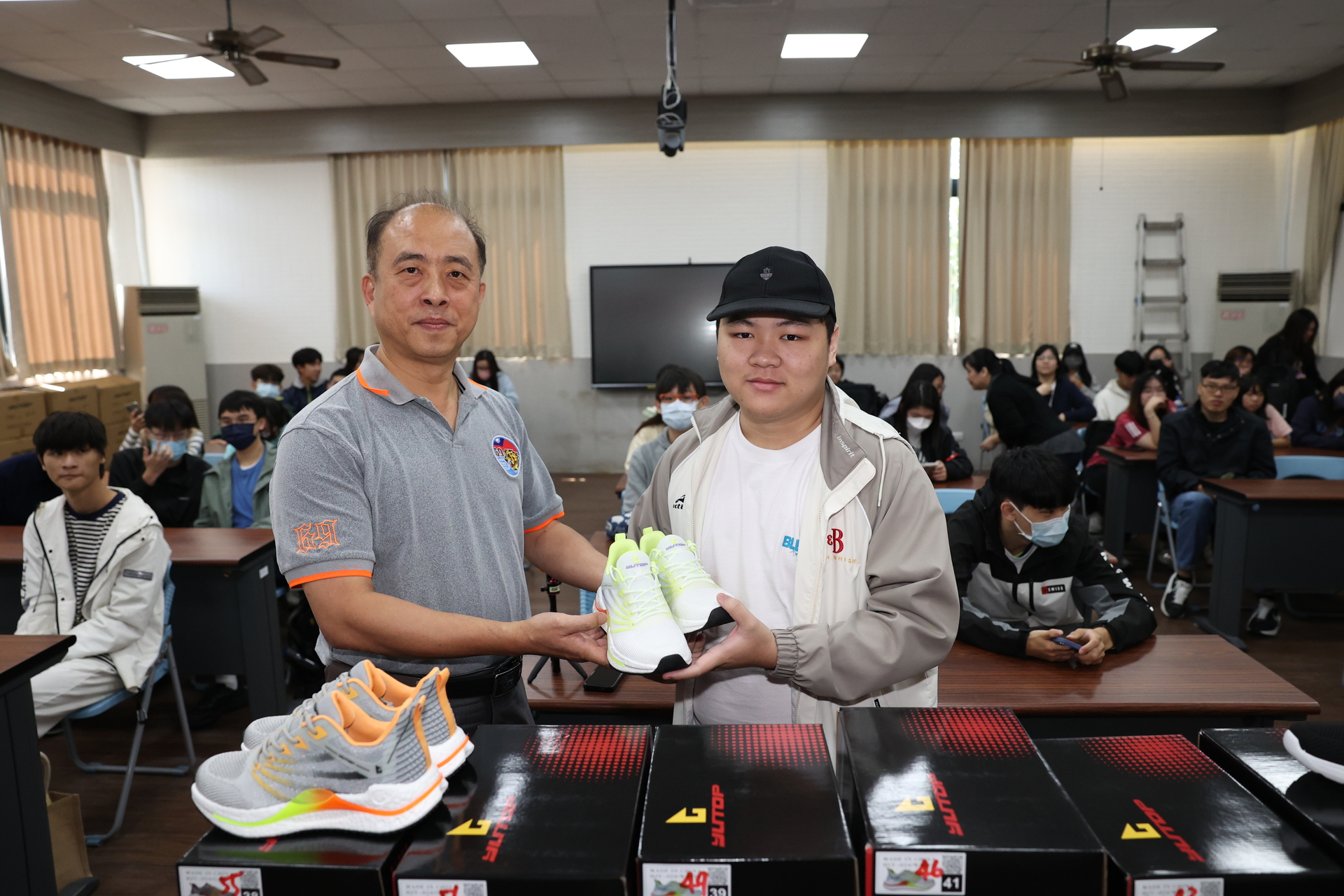 創業家股份有限公司愛心贈鞋003