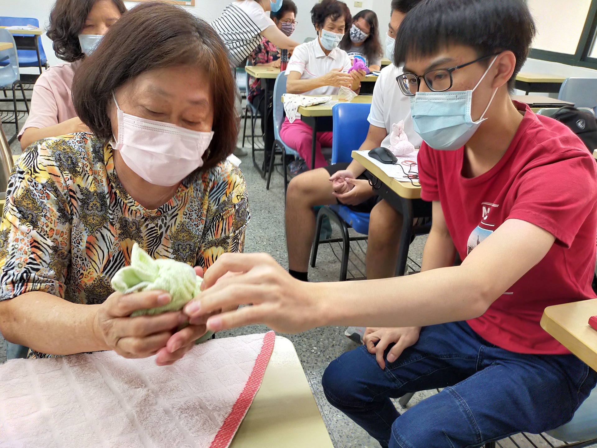 【資料照片】通識教育中心蔡奎如老師帶領「服務學習」的大學生參與本校樂齡大學課程，與長者共學共創，協助長者將口述的生命故事數位化。