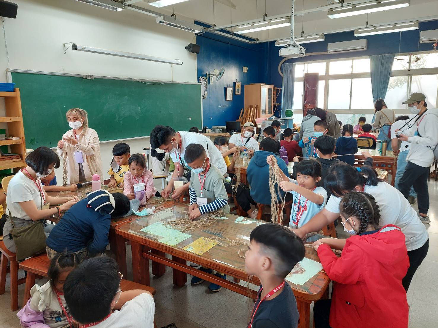 高雄大學師生前往瑪家鄉長榮百合國小舉辦為期2天1夜的原住民教育文化營