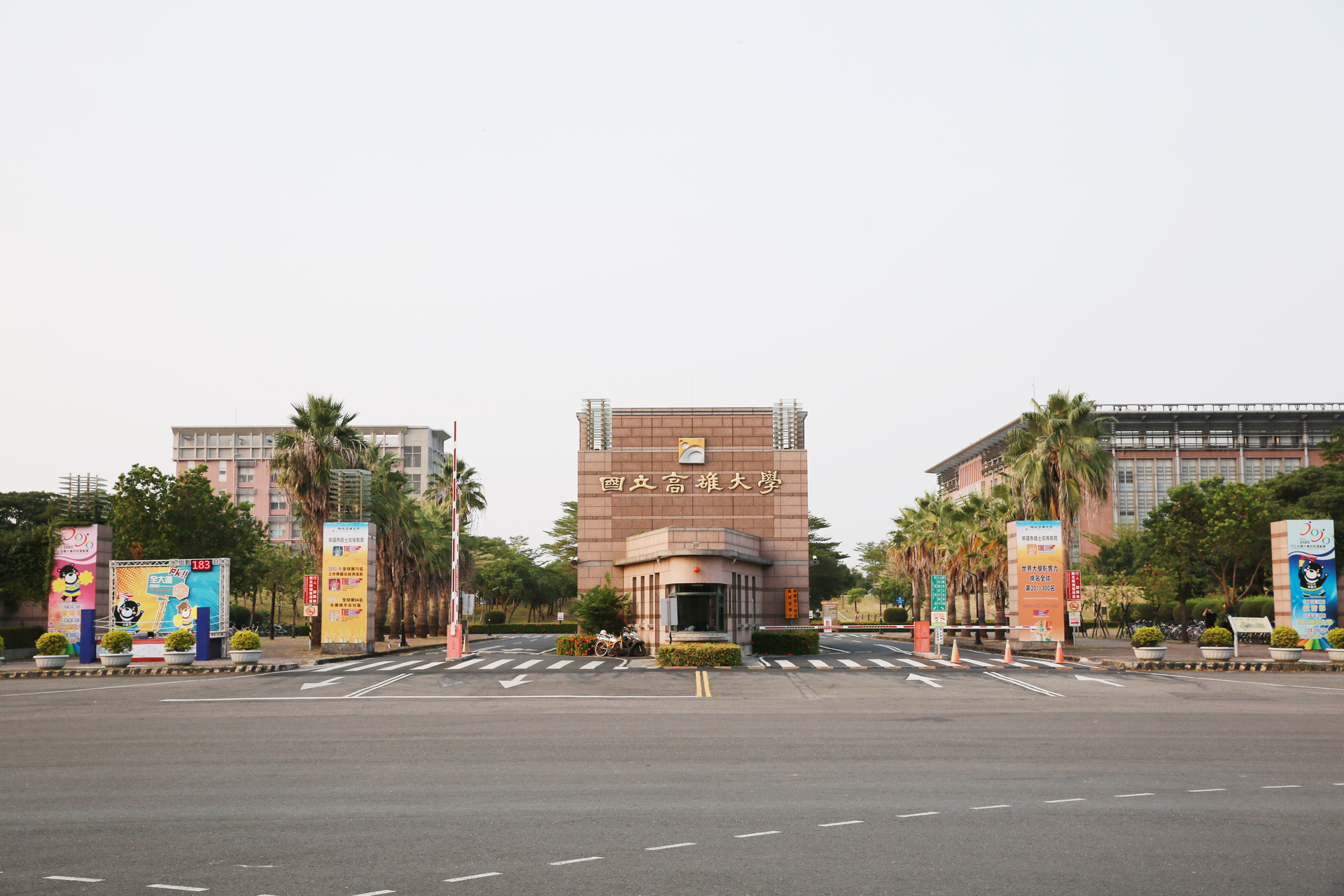 高雄大學負責「學科能力測驗」高雄三考區，設有市立中山高中、左營高中共85間試場，16日週四下午2時至4時開放試場。