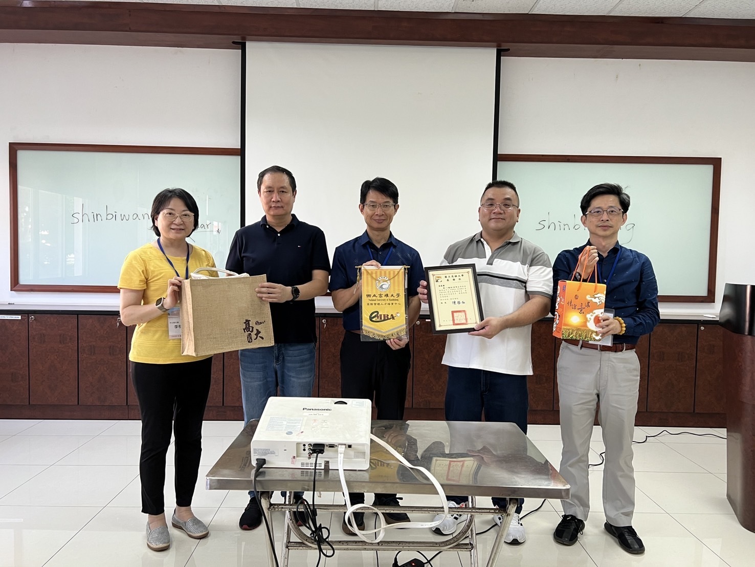 National University of Kaohsiung EMBA faculty and students visit multiple Taiwanese enterprises in Vietnam.13Image