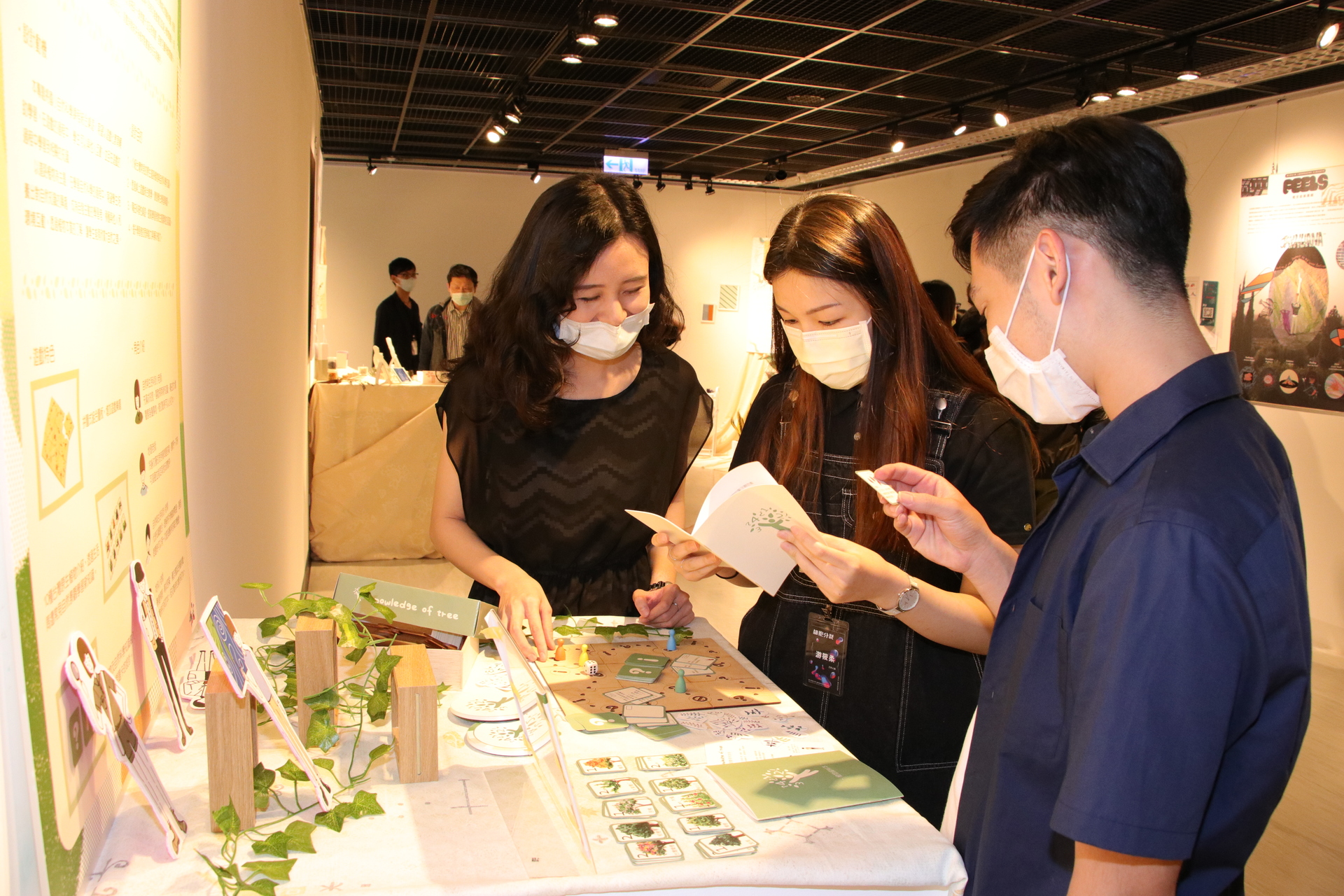 盧姮岑、許卉穎、游筱柔共同創作《樹學》，將自然科普知識融入桌上遊戲的輔助學習教具。
