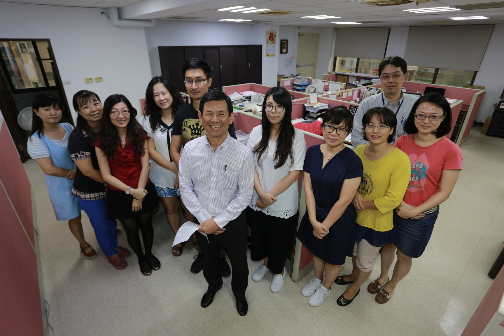 謝武吉與師生共同合影圖片