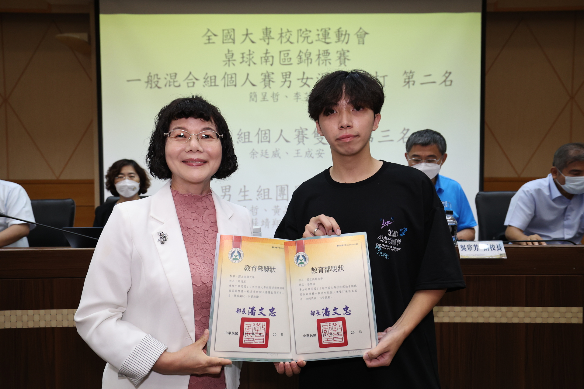 校長陳月端頒獎表揚全大運參賽學生003圖片