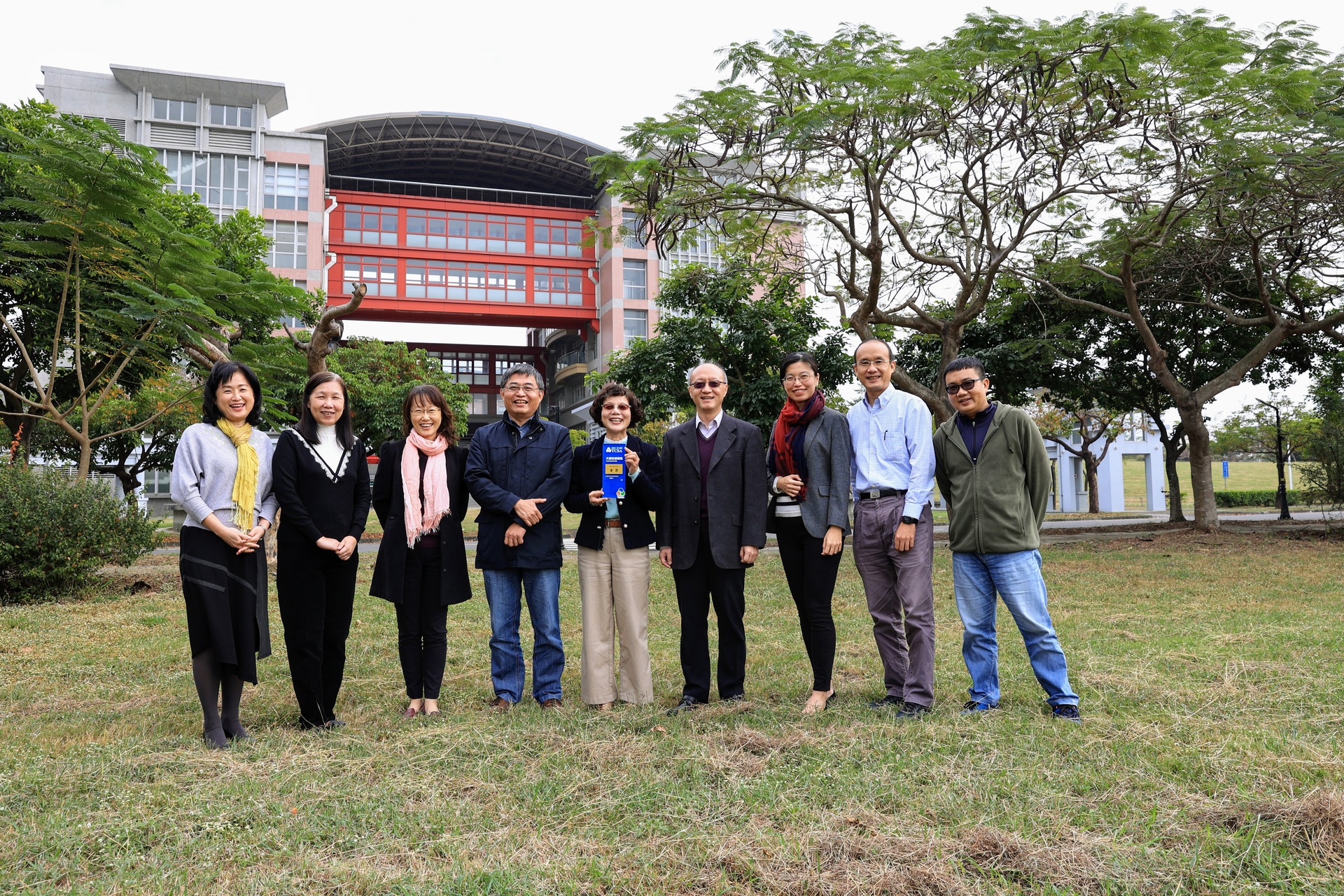 高雄大學校長陳月端（左5）帶領團隊與全校分享TCSA臺灣永續獎-大學永續報告書金獎榮譽。