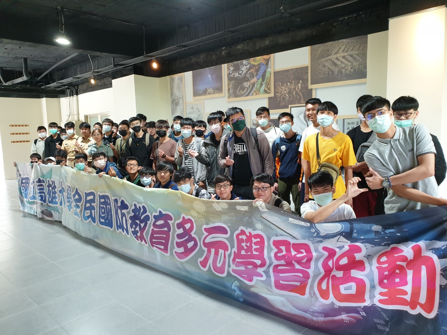 參訪海陸隊史館欣賞文藝金像獎，師生合影。