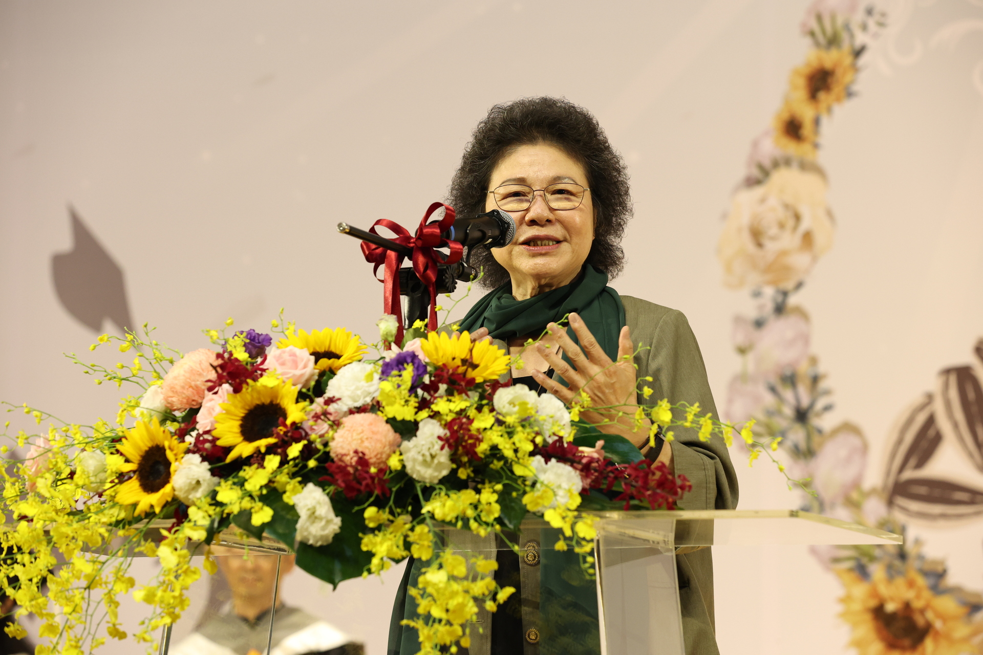 The President of Control Yuan, Chen Chu, attended the graduation ceremony of NUK and encouraged the students to think about the value of life