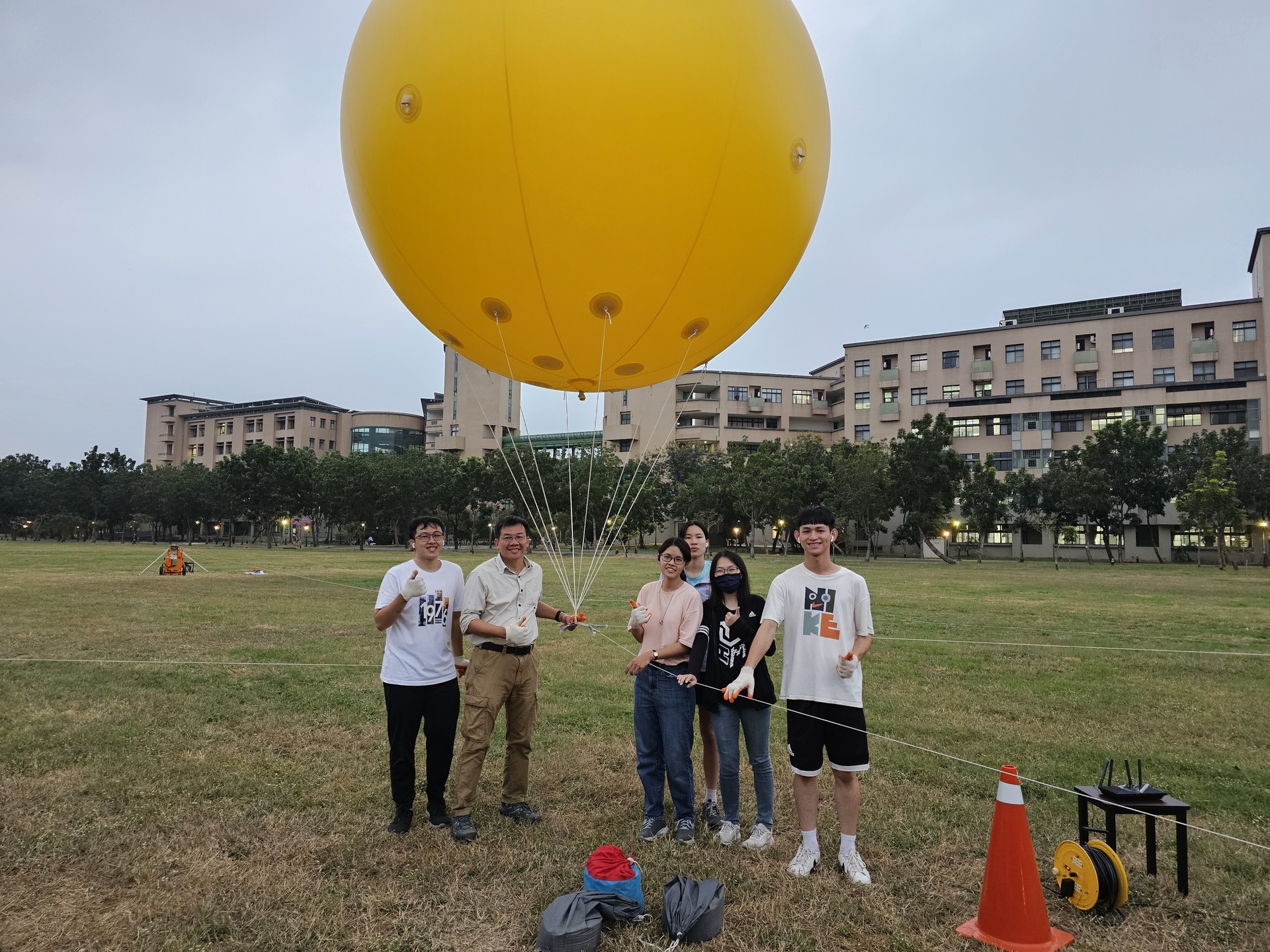 高雄大學資訊管理學系副教授蕭漢威指導陳俐卉、黃怡婷、陳亭瑄、張竣維、謝益嘉等5名學生開發「懸吊式座標載具移動系統」001