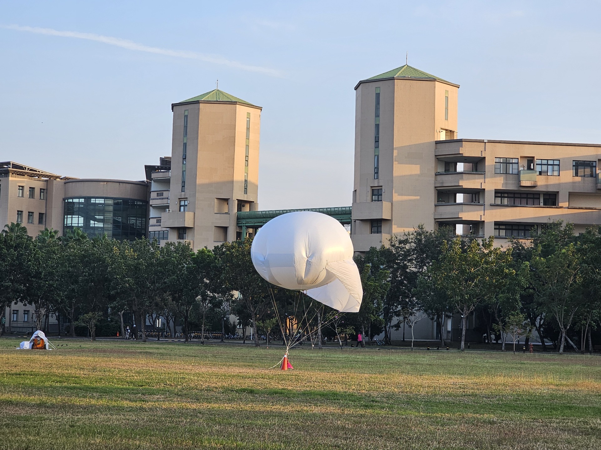 高雄大學資訊管理學系副教授蕭漢威指導陳俐卉、黃怡婷、陳亭瑄、張竣維、謝益嘉等5名學生開發「懸吊式座標載具移動系統」006