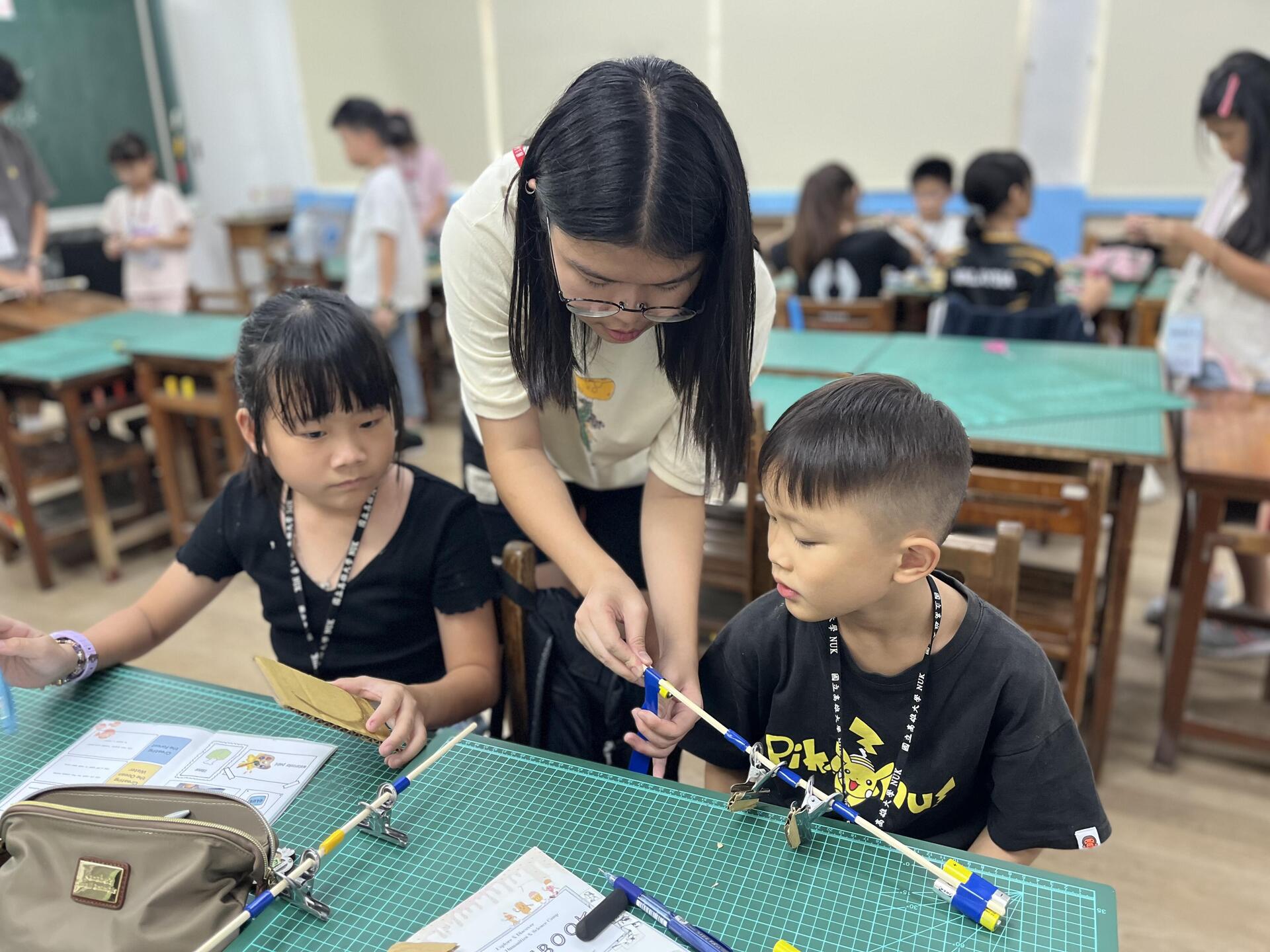 高雄大學西語系赴里港國小辦雙語夏令營 結合英語、科學與環保 促進教育優先區孩子自信成長、樂在學習 008圖片