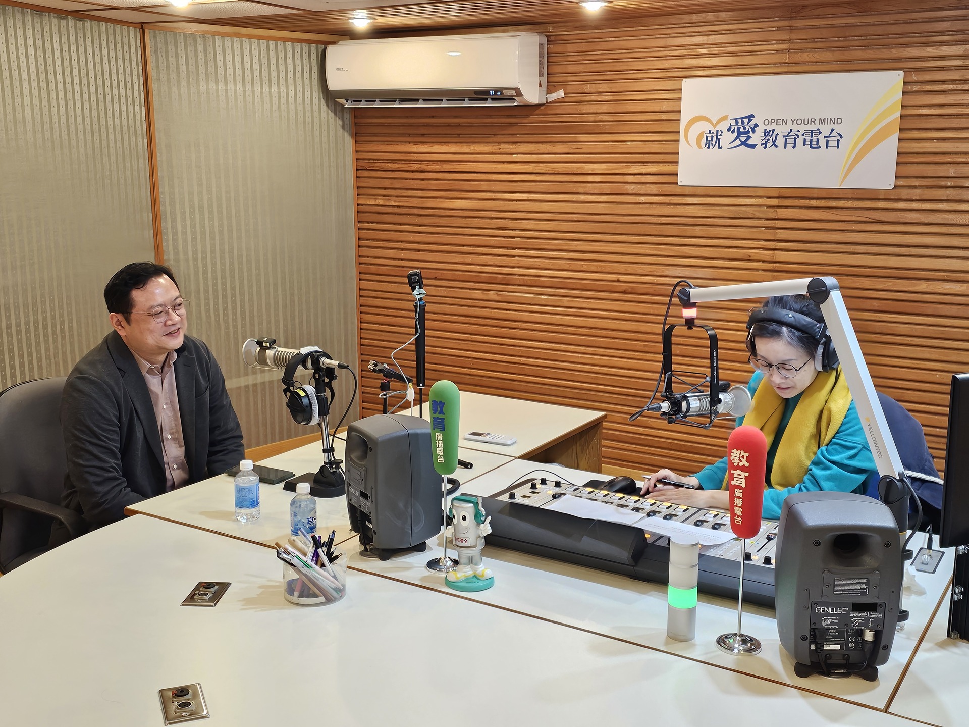 高雄大學、教育廣播電台高雄分台（FM101.7）節目《Tea Time時光》今（2025）年合作企劃單元《趨勢瞭望台》，邀請財法系教授兼行政副校長吳行浩受訪002圖片