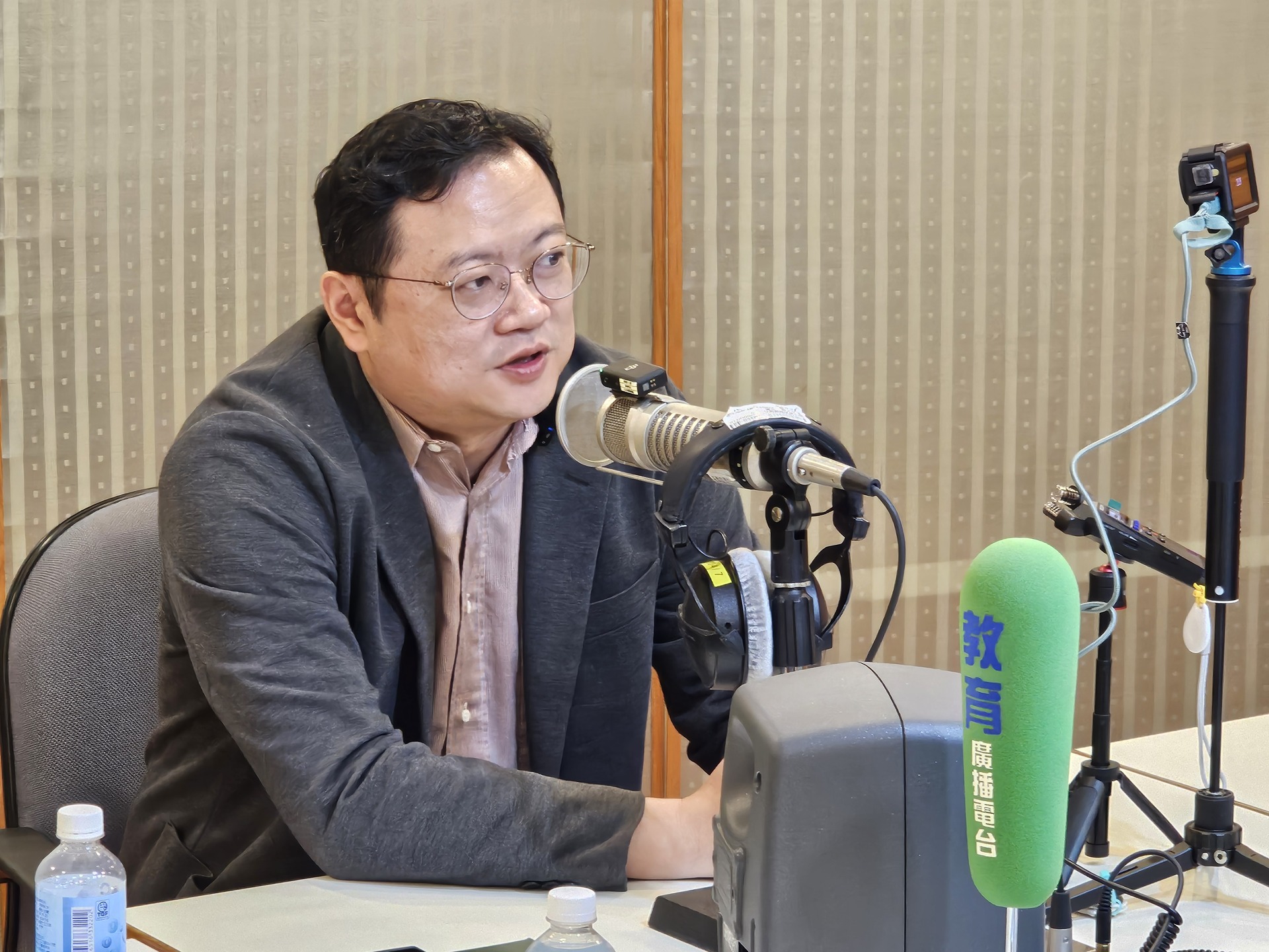 高雄大學、教育廣播電台高雄分台（FM101.7）節目《Tea Time時光》今（2025）年合作企劃單元《趨勢瞭望台》，邀請財法系教授兼行政副校長吳行浩受訪003圖片