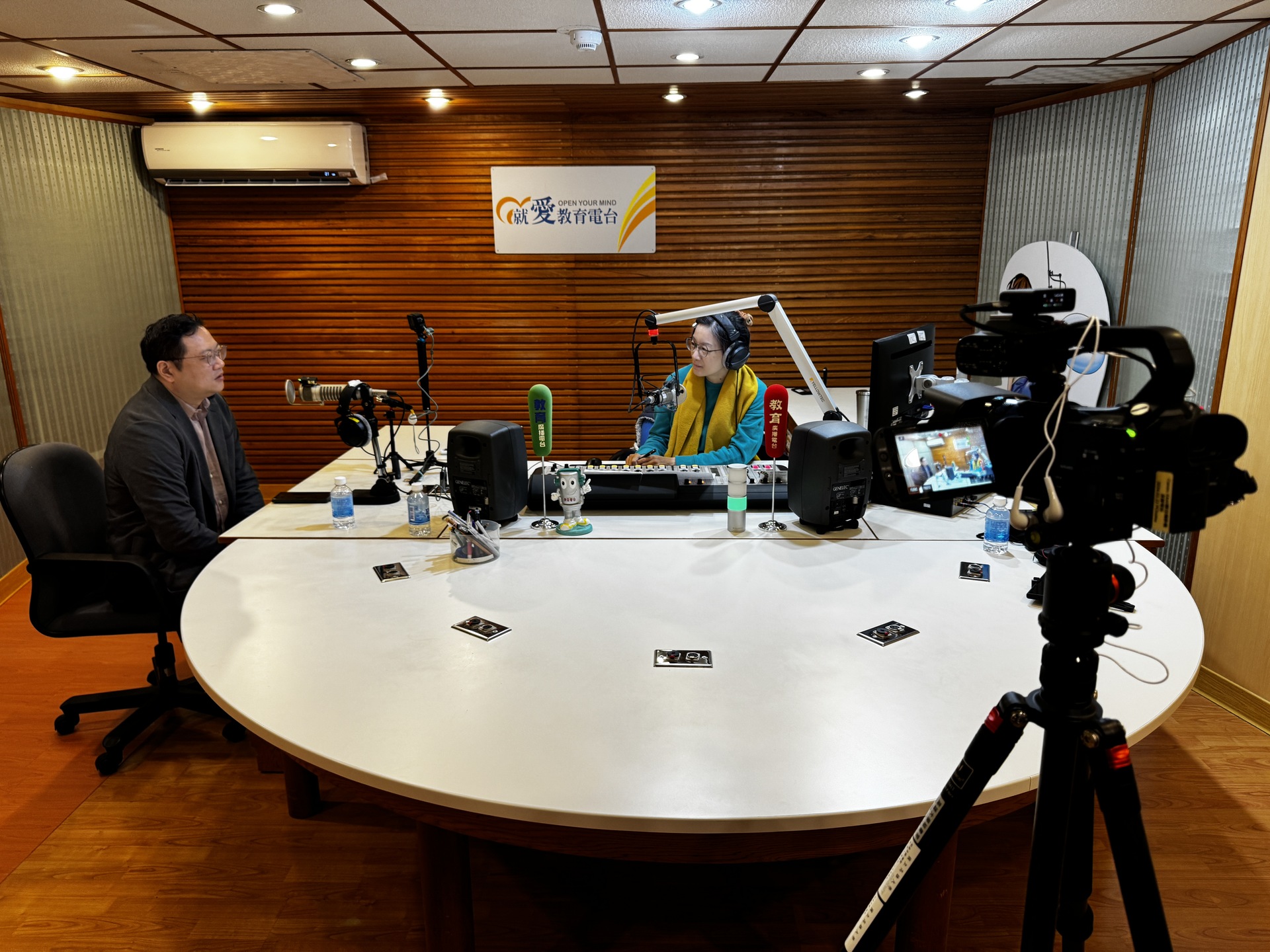 高雄大學、教育廣播電台高雄分台（FM101.7）節目《Tea Time時光》今（2025）年合作企劃單元《趨勢瞭望台》，邀請財法系教授兼行政副校長吳行浩受訪004圖片