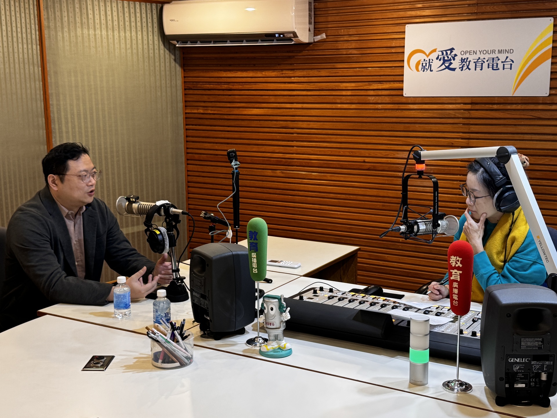 高雄大學、教育廣播電台高雄分台（FM101.7）節目《Tea Time時光》今（2025）年合作企劃單元《趨勢瞭望台》，邀請財法系教授兼行政副校長吳行浩受訪005圖片