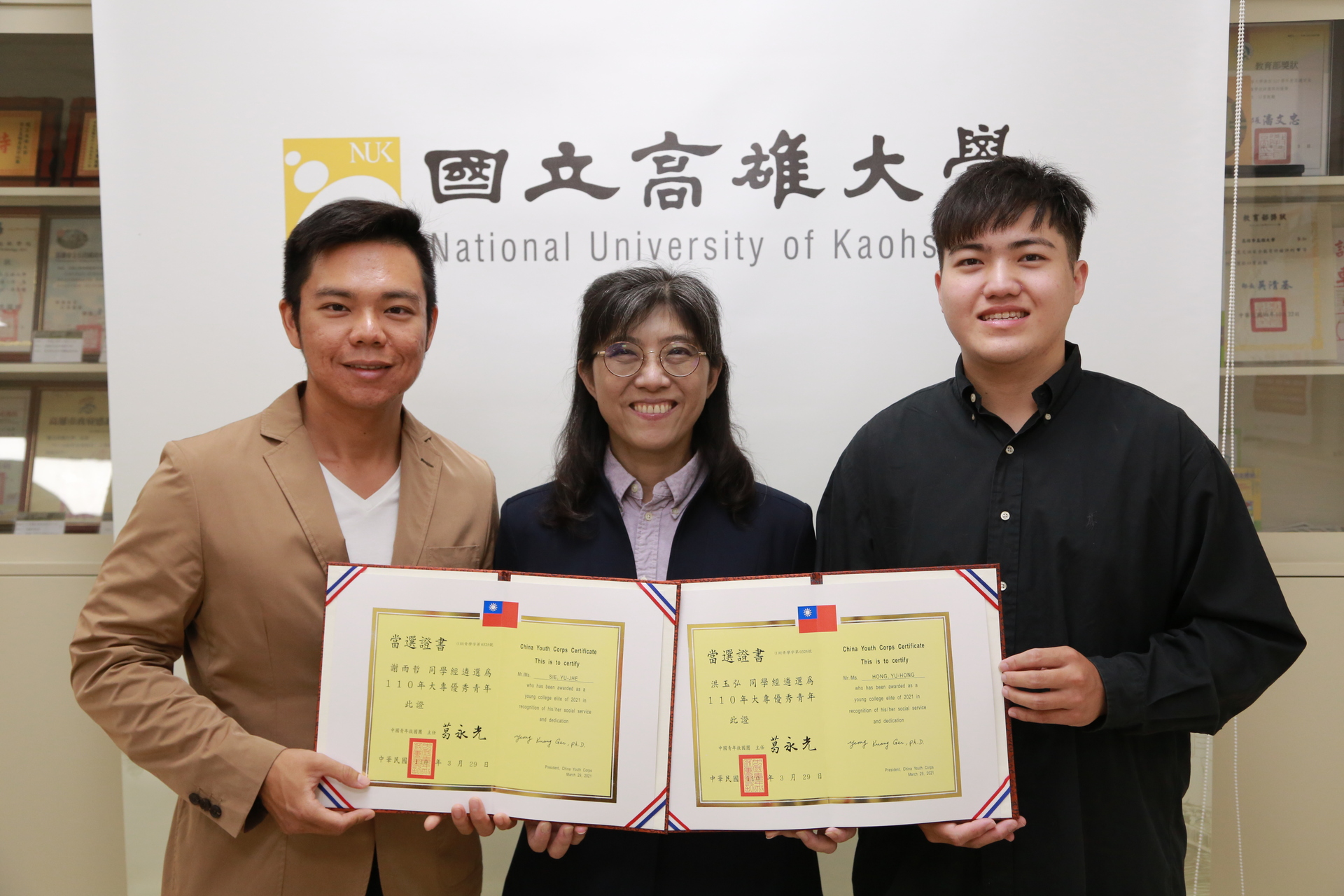 學務長莊琇惠（中）表揚IBMA（國際商業管理碩士學位學程）謝雨哲（左）、土木與環境工程學系洪玉弘兩學生獲選中國青年救國團本屆（110年）「大專優秀青年」。