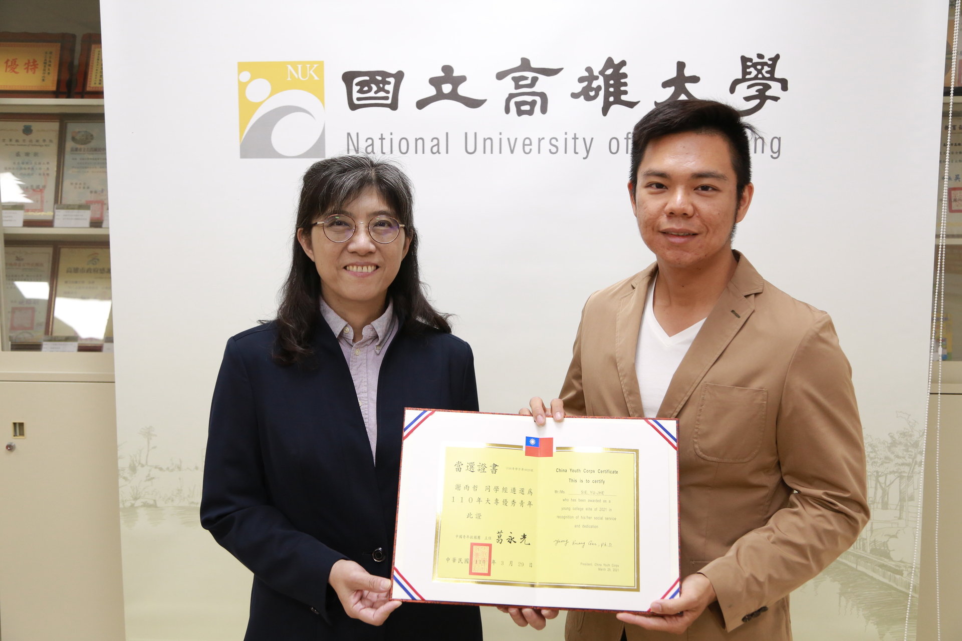 學務長莊琇惠（左）表揚IBMA學生謝雨哲