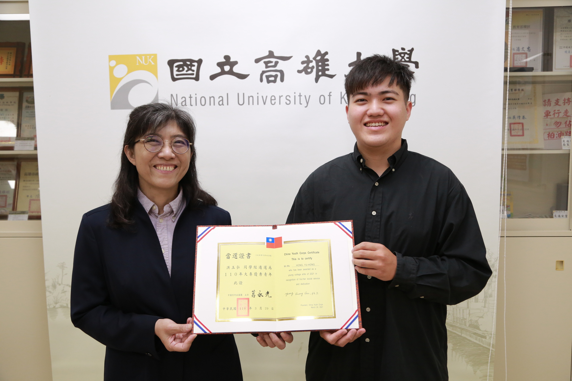 學務長莊琇惠（左）表揚土環系學生洪玉弘
