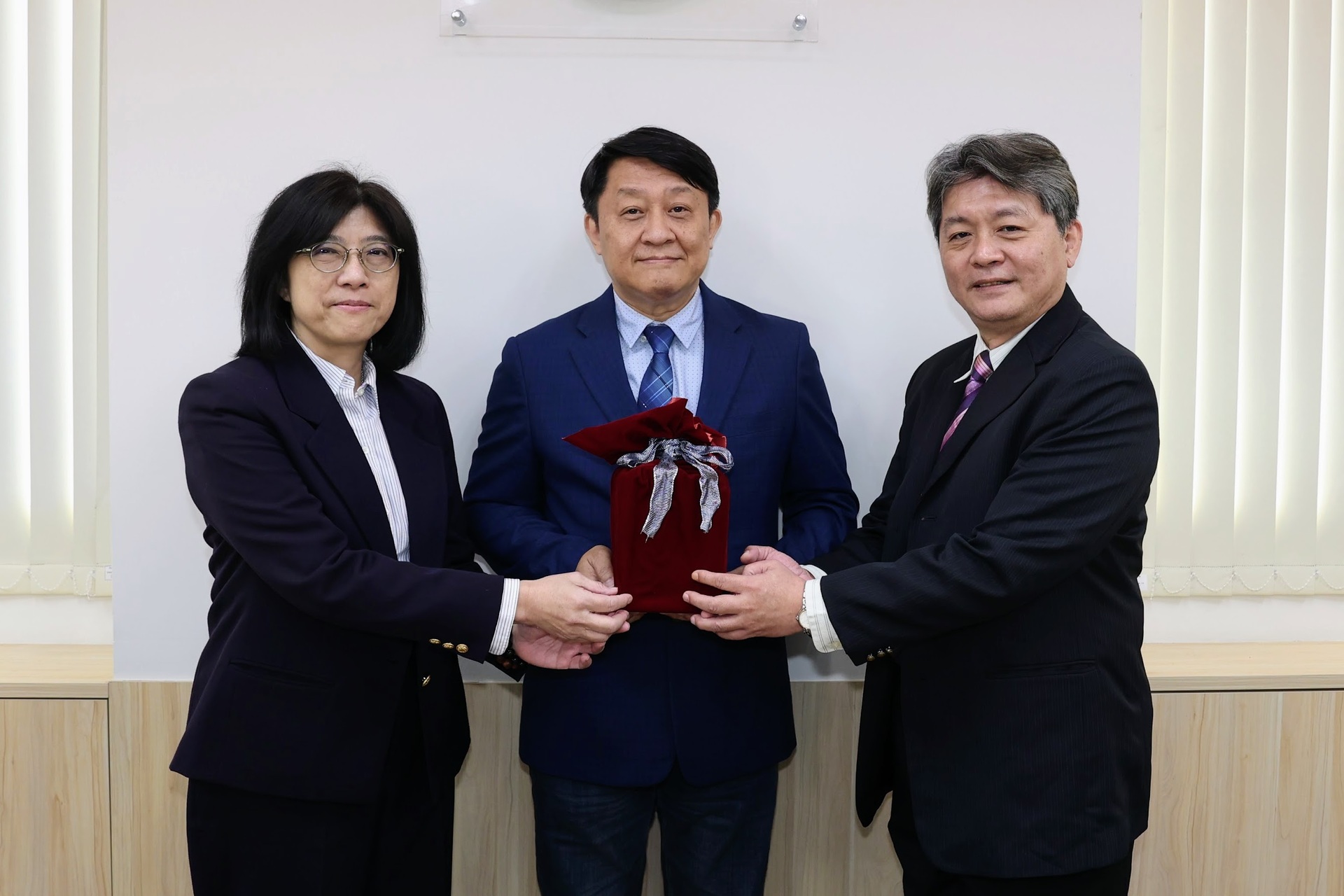 理學院舉辦院長交接典禮，校長陳啓仁（中）主持監交，應物系教授胡裕民（右）接下前任院長、應化系教授莊琇惠印信，成為第九任院長。