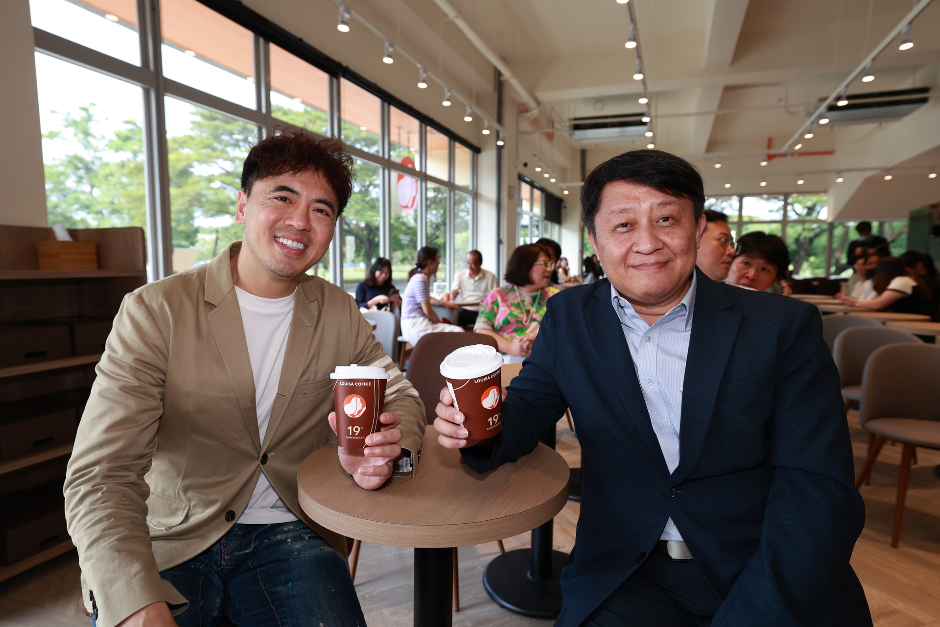 高雄大學校長陳啓仁(右)、路易莎咖啡董事長黃銘賢共同為「路易莎咖啡高雄大學門市」開幕剪綵圖片