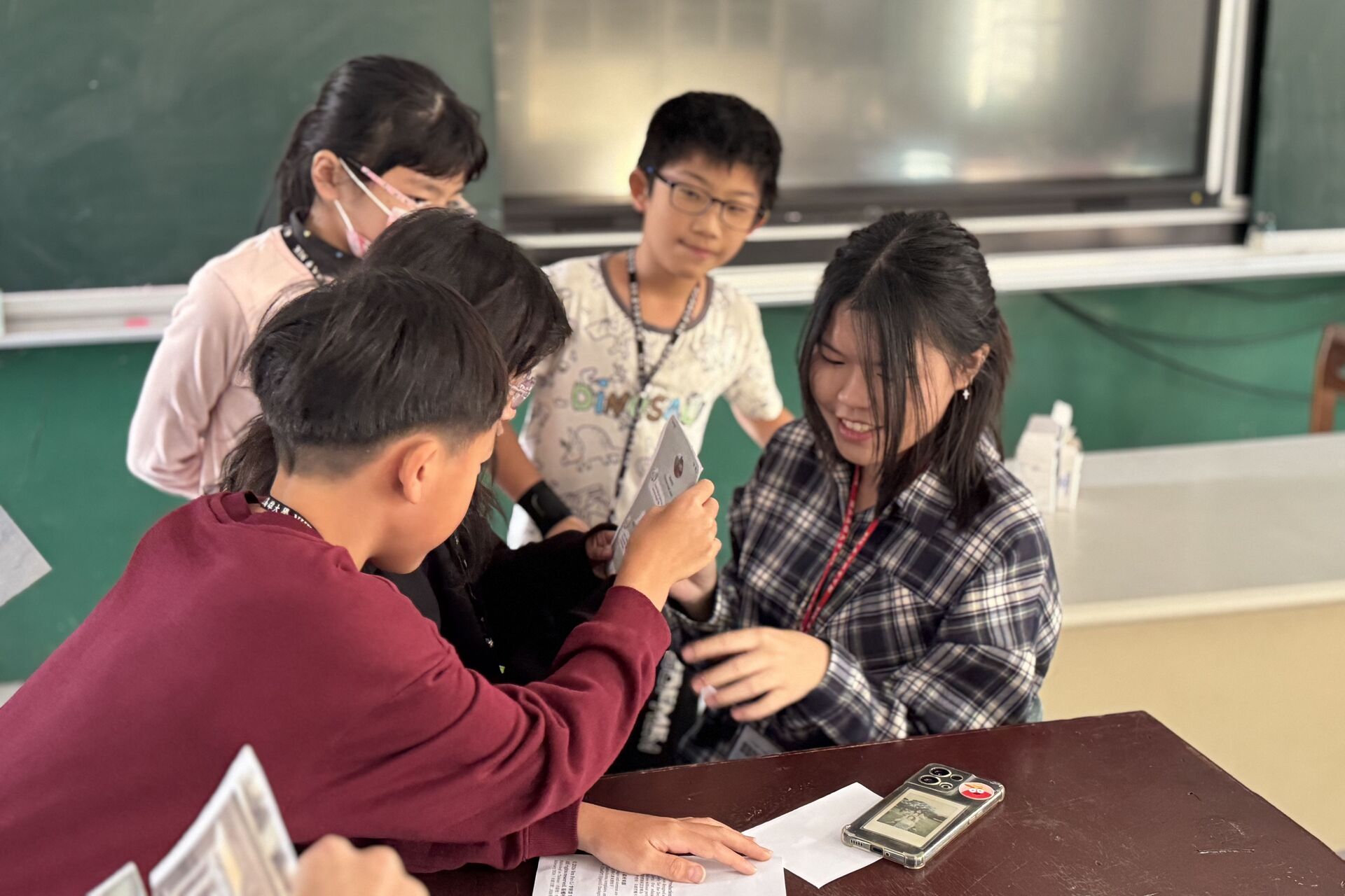 高大西語系攜手高中生 前進教育優先區舉辦雙語冬令營 結合AI識讀與藍曬手作點亮偏鄉 008圖片