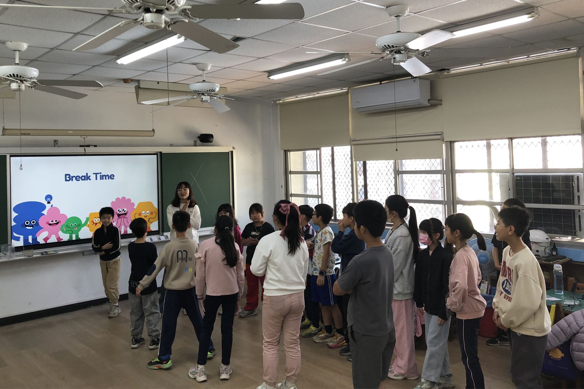 高大西語系攜手高中生 前進教育優先區舉辦雙語冬令營 結合AI識讀與藍曬手作點亮偏鄉 015圖片