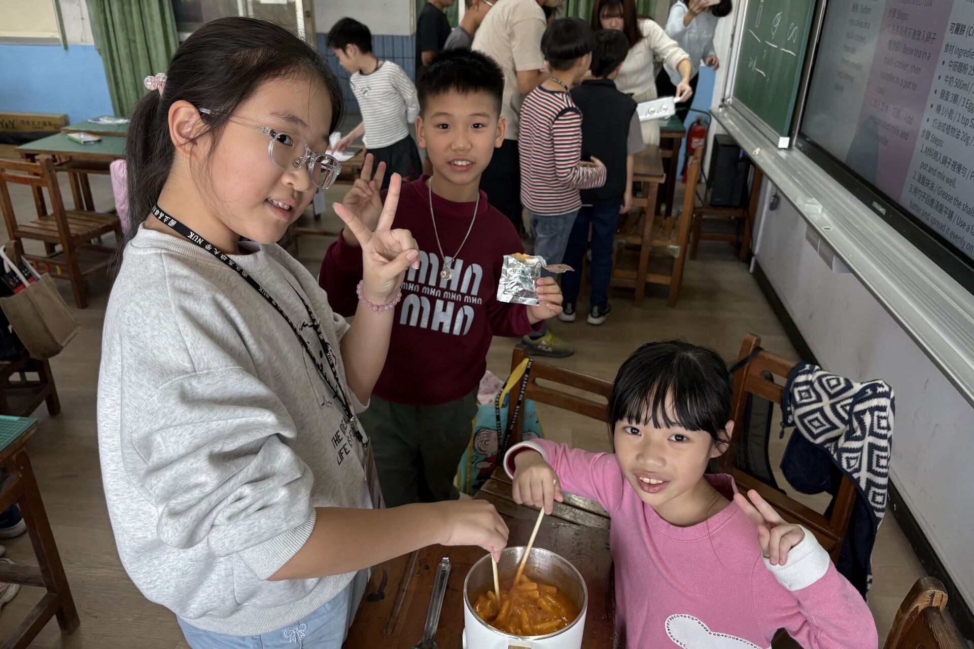 高大西語系攜手高中生 前進教育優先區舉辦雙語冬令營 結合AI識讀與藍曬手作點亮偏鄉 017圖片