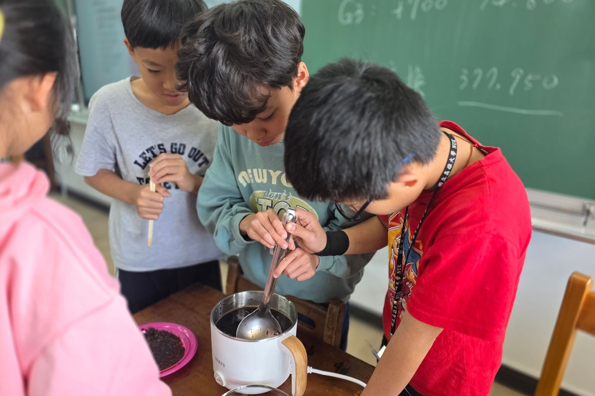 高大西語系攜手高中生 前進教育優先區舉辦雙語冬令營 結合AI識讀與藍曬手作點亮偏鄉 018圖片