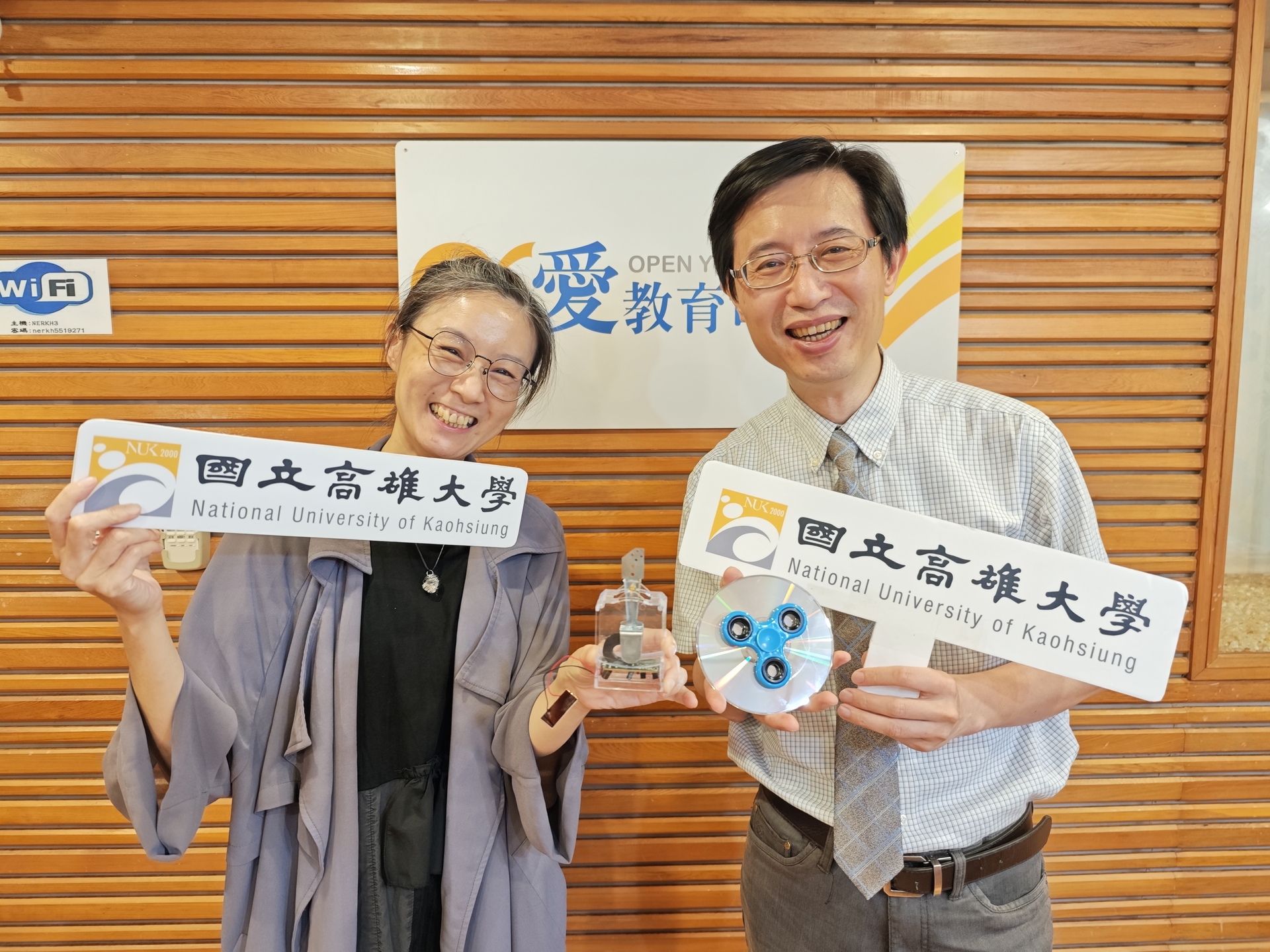 國立高雄大學、國立教育廣播電台高雄分台（FM101.7）節目《Tea Time時光》今（2024）年合作企劃單元《開啟時光機》，6月份邀請應用物理學系副教授兼科學教育中心主任余進忠（右）上節目受訪圖片