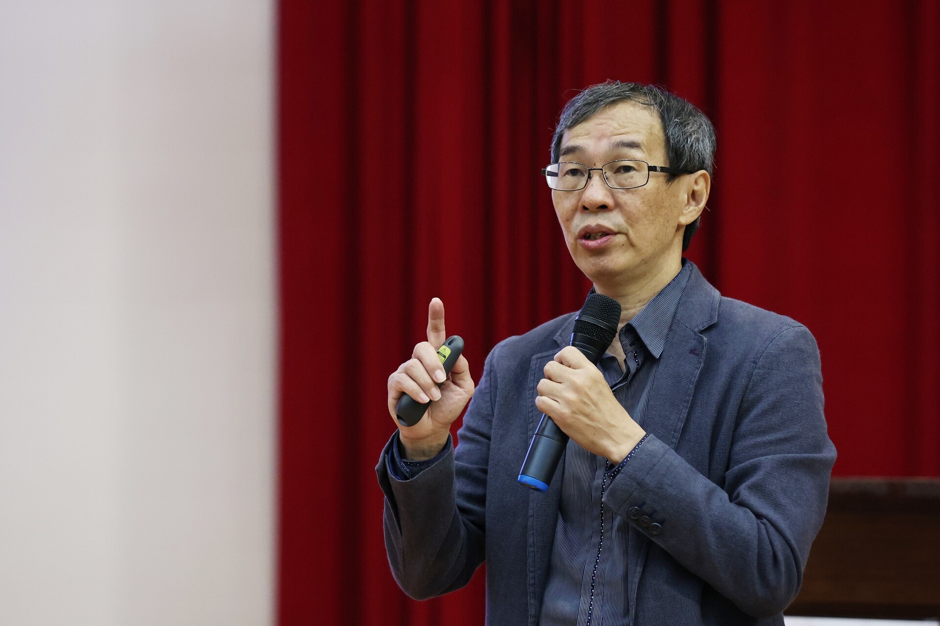 高雄大學資訊工程學系講座教授洪宗貝強調「未來不是AI（人工智慧）跟人類的競爭，而是懂AI的人跟不懂的競爭」。