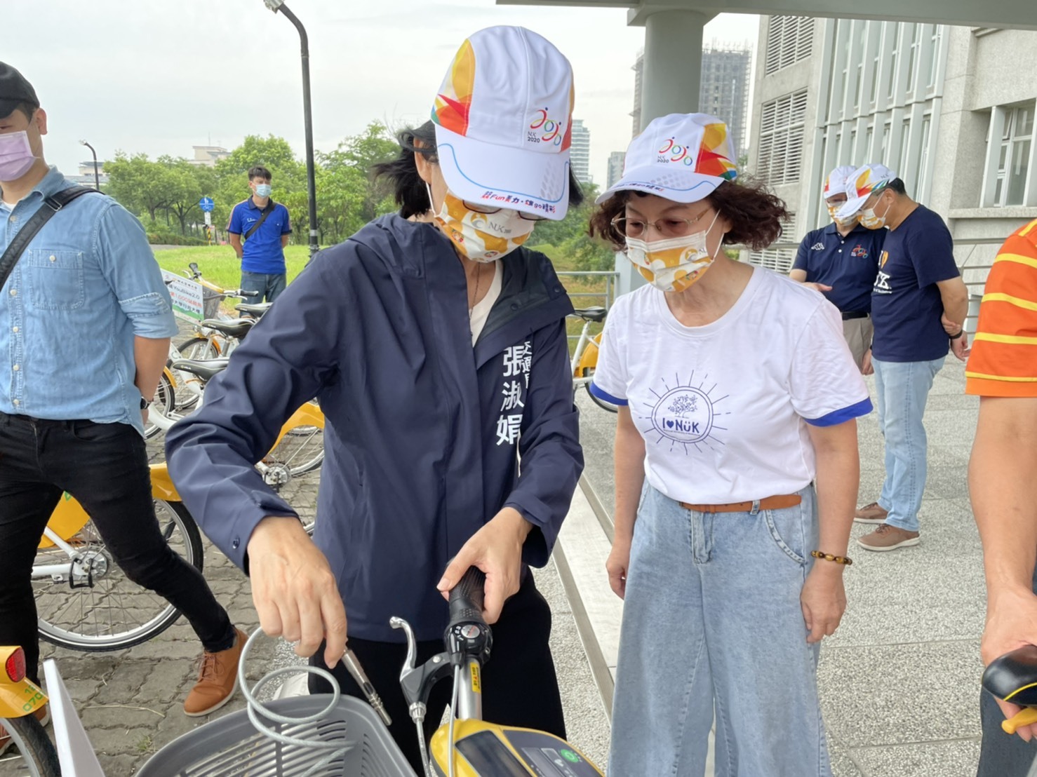 高雄大學校長陳月端（右）、高雄市交通局局長張淑娟體驗操作