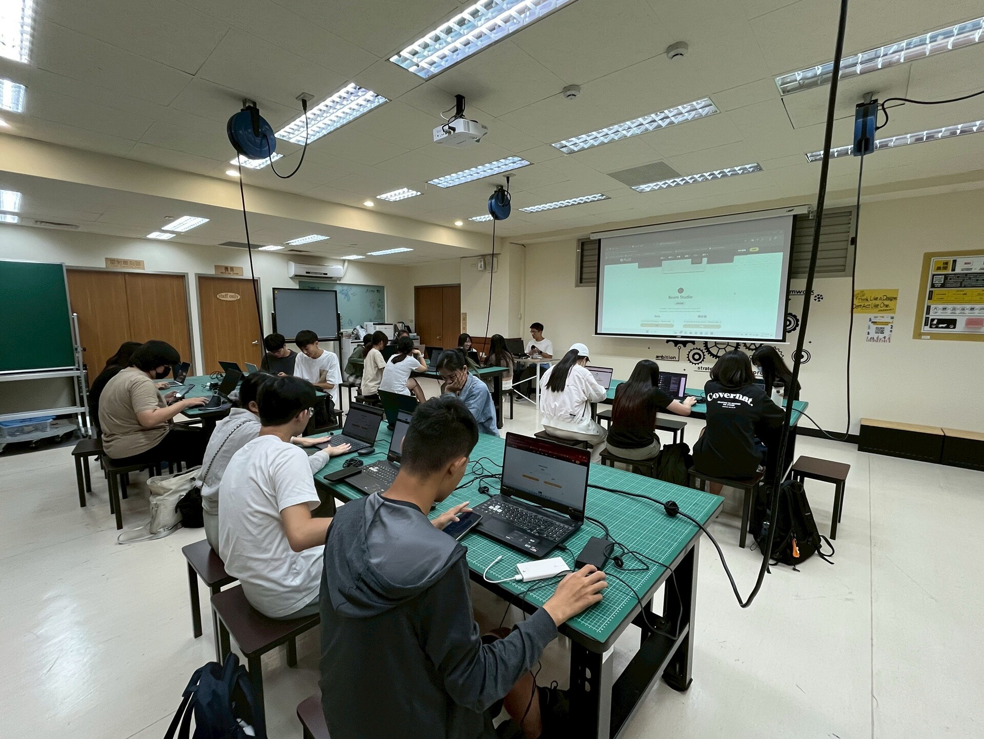 【大學入門】探索課程「成為創客玩家:微光印記・雷切小夜燈」005圖片