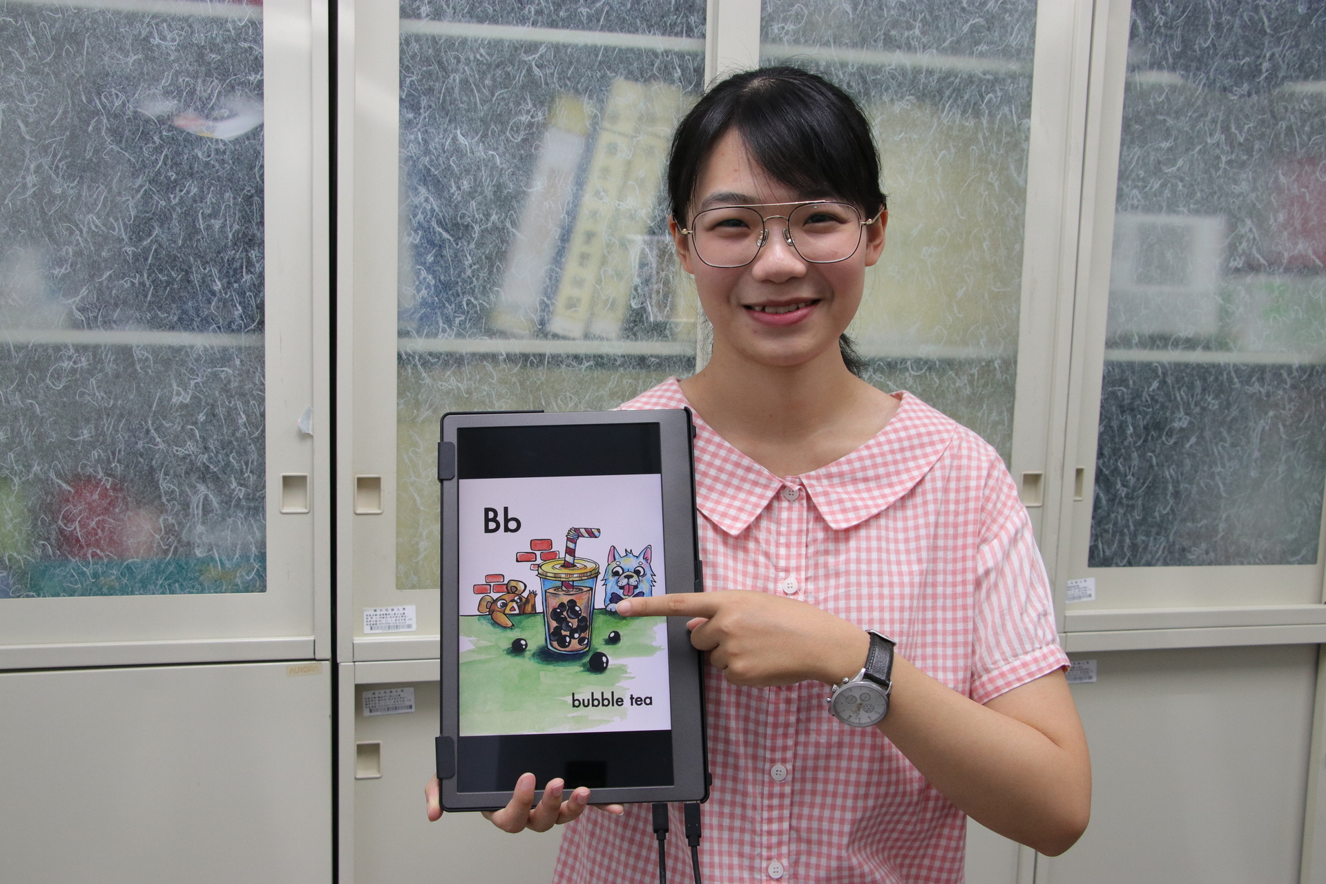 西語系學生暨教材繪本作者杜昕蓮，將具台灣特色字彙如珍奶編入教材。
