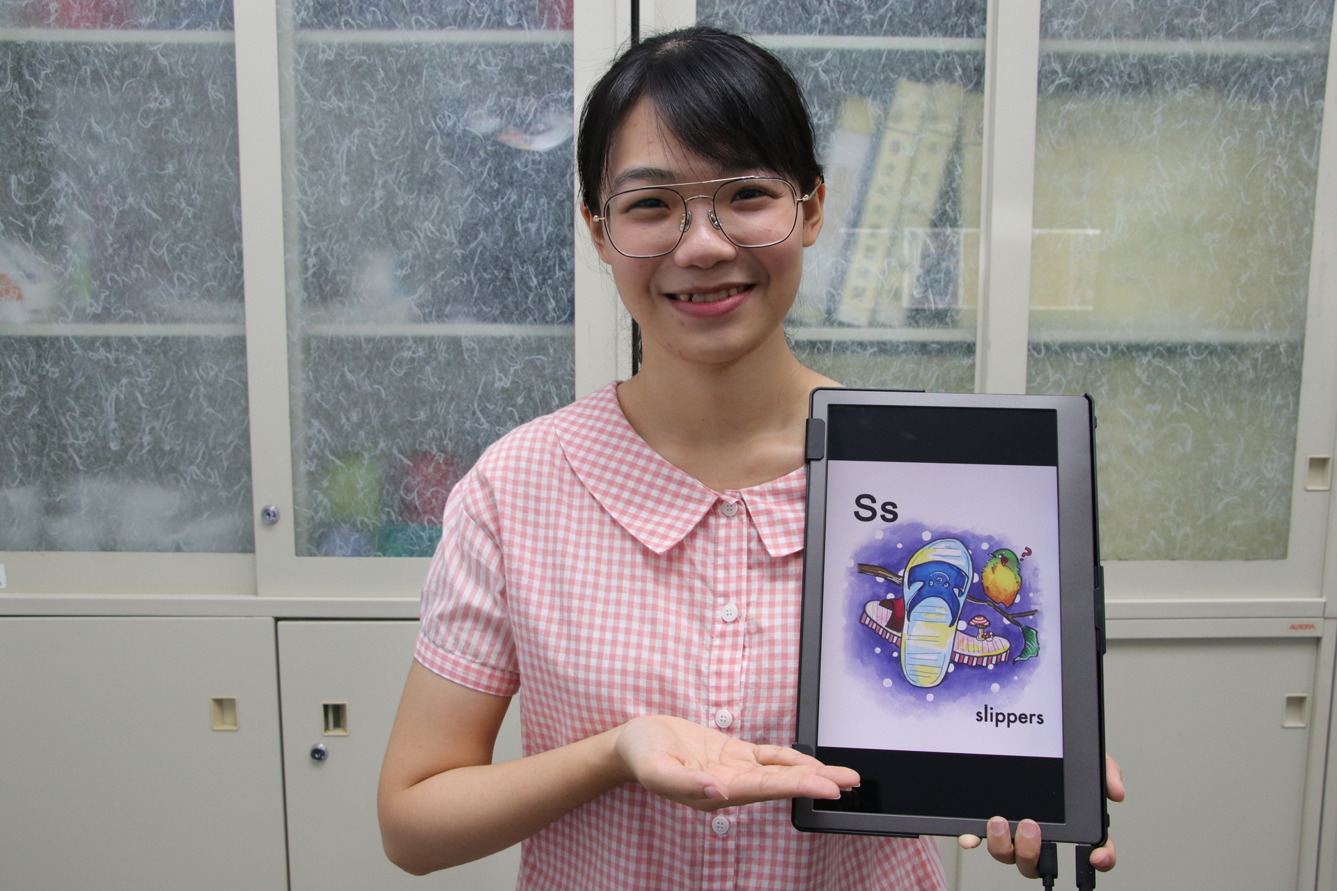 西語系學生暨教材繪本作者杜昕蓮，將具台灣特色字彙如藍白拖編入教材。
