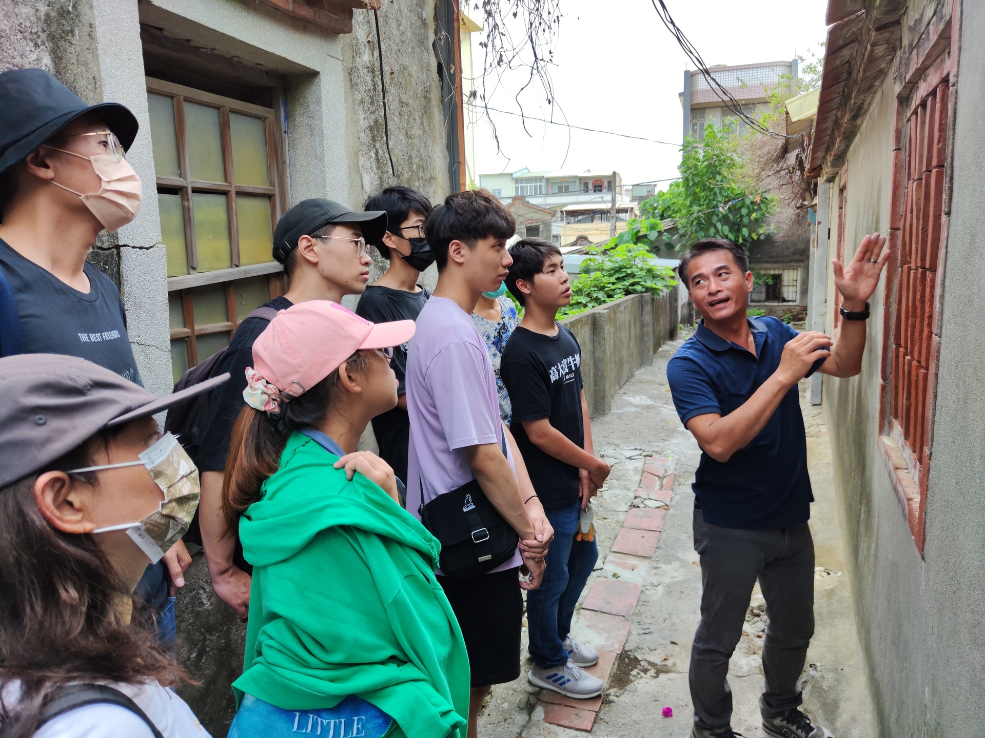 高大創新學院師生走讀梓官區赤西里，里長劉英凱導覽。