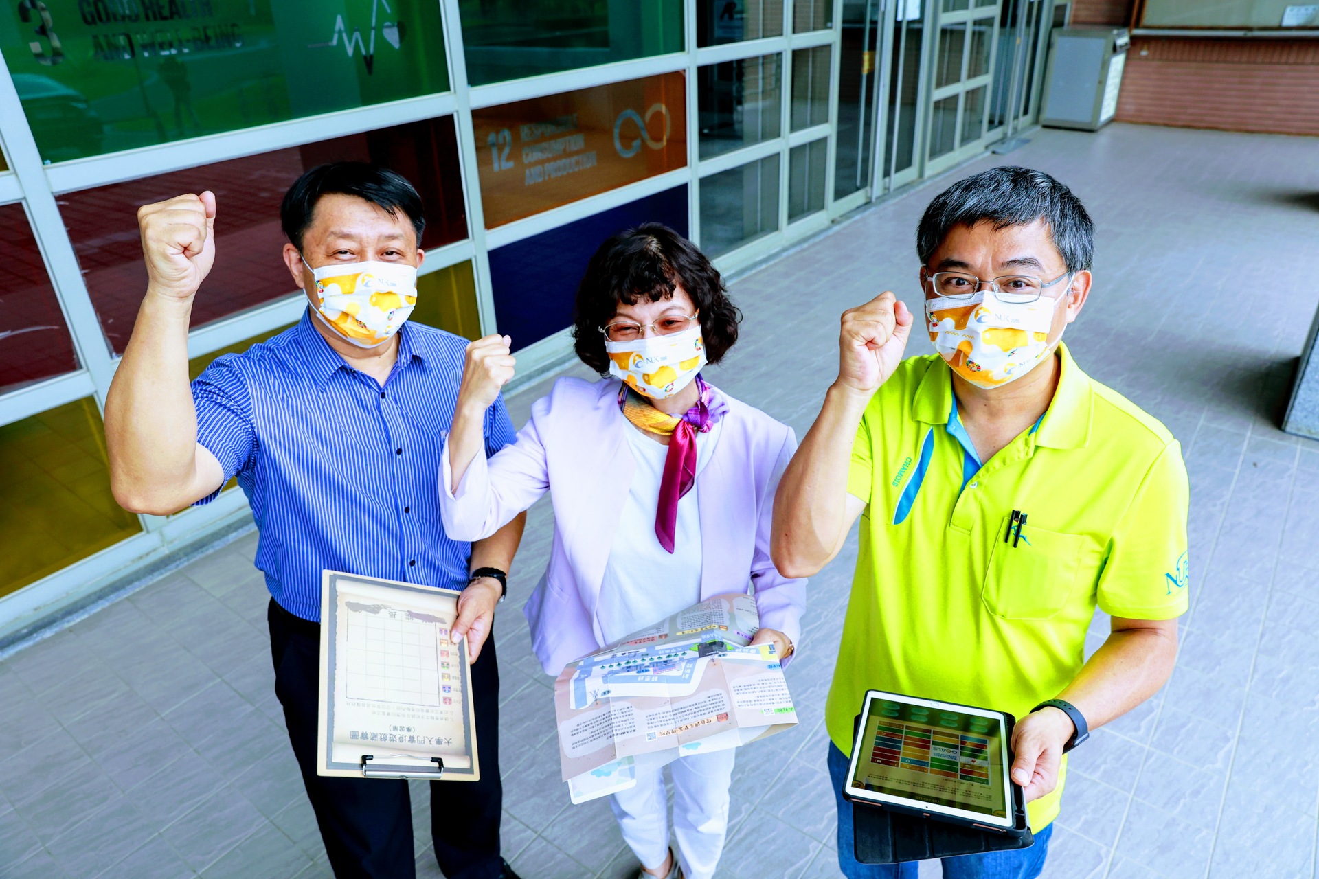 高雄大學校長陳月端（中）、學術副校長陳啓仁（左1）、行政副校長吳宗芳（右1）試玩體驗遊戲