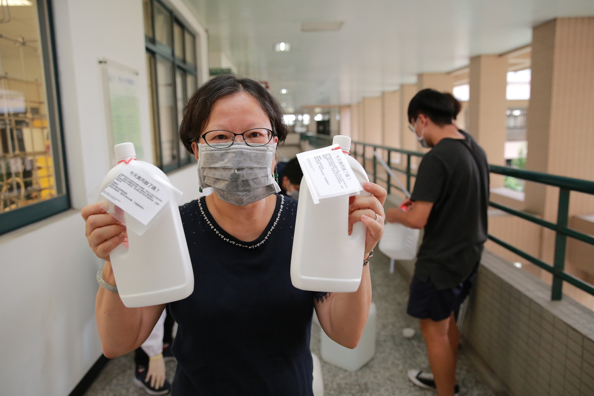應化系教授兼學務長鄭秀英帶領學生調配消毒酒精