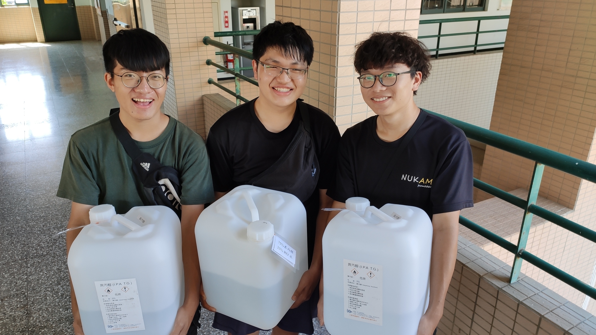 應數系學生顏于斌（捲髮）、張珈瑞、游浩倫(綠衣)協助運送消毒酒精至各學院