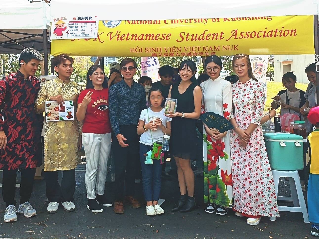 Vietnamese students set up booths to promote their cultures and cuisine. 005