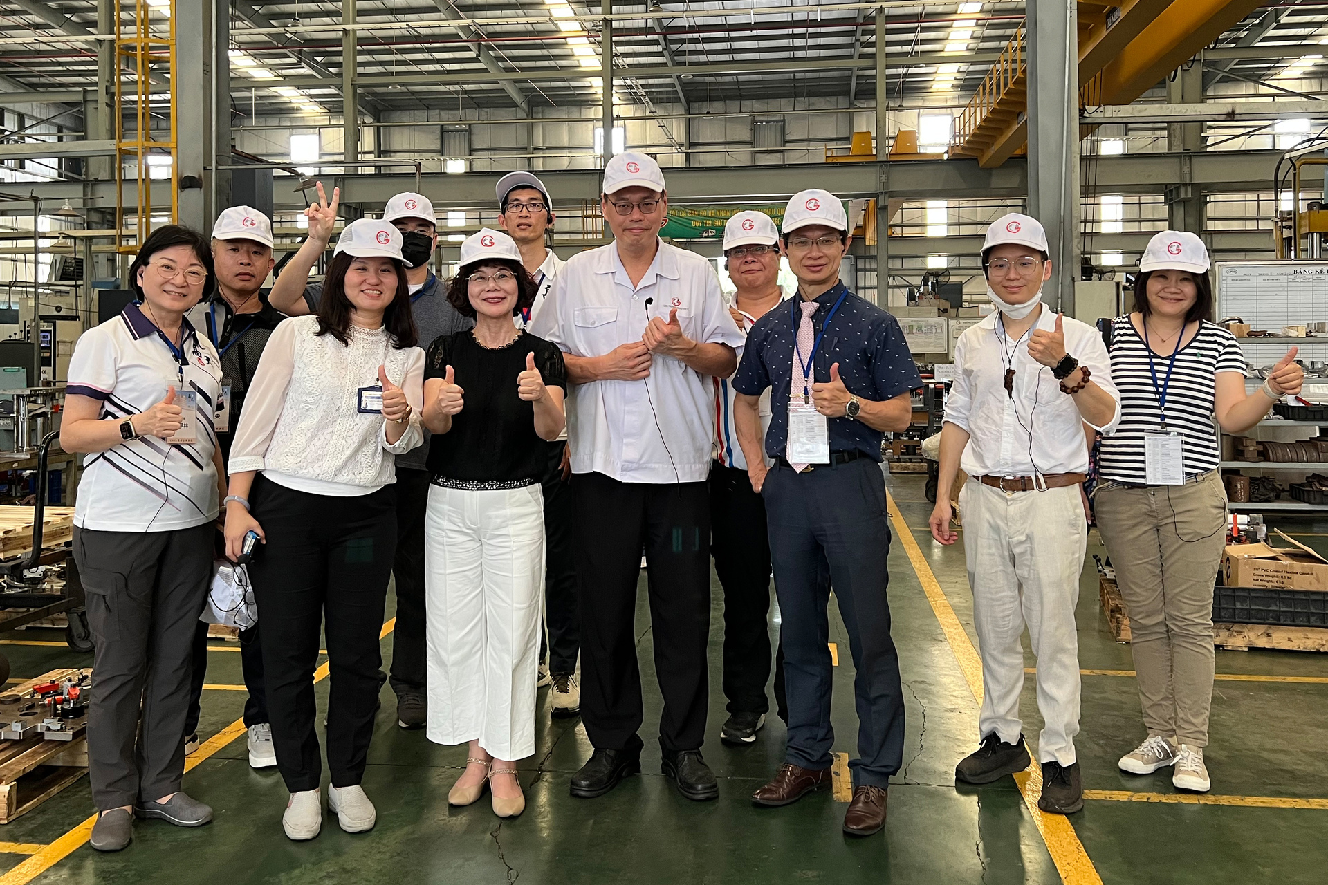 高雄大學校長陳月端(前排左三)帶隊EMBA學員國際移動學習，赴越參訪校友台企