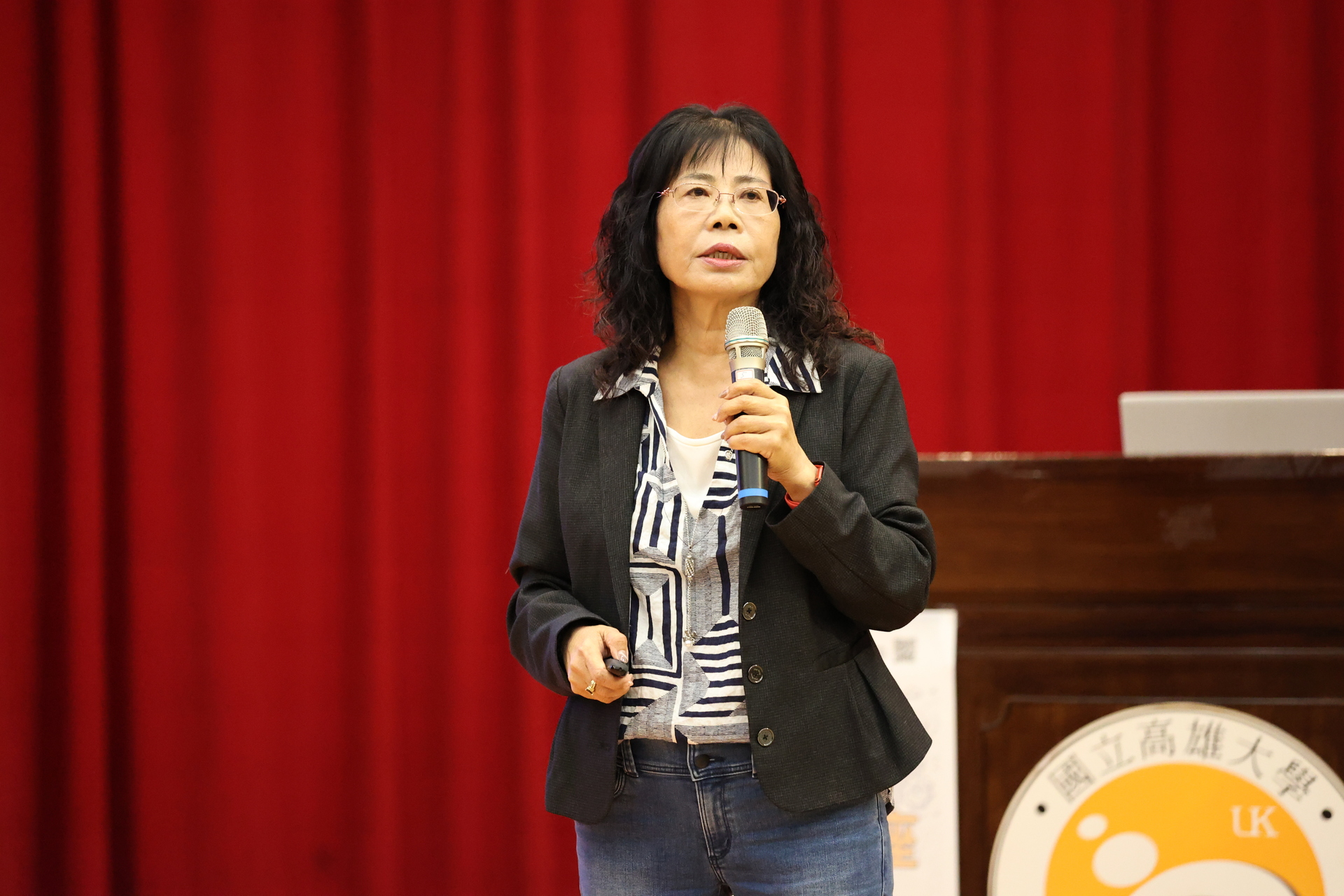 國立高雄大學財經法律學系講座教授張麗卿剖析人工智慧(AI)所衍生的新興科技，對大眾生活及法律造成的影響與改變。
